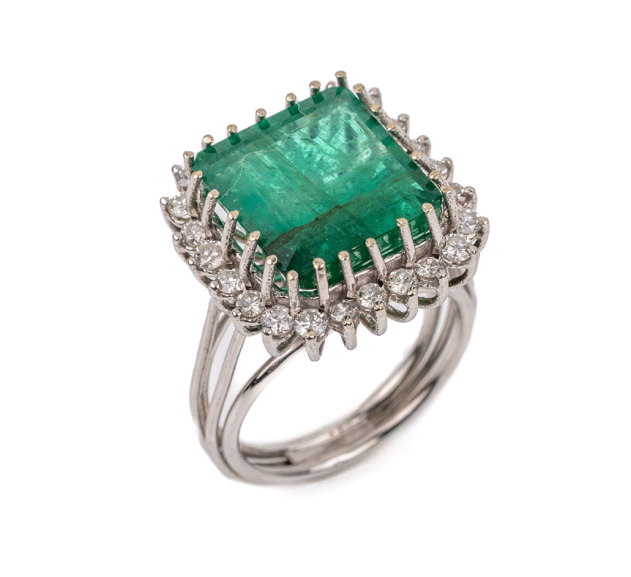 18 kt Gold Smaragd-Brillant-Ring, WG 750/000, Smaragd-Carree ca. 5.0 ct, 24 Brillanten zus. ca. 0.60 ct Weiß/si-p1, RW 52, ca. 7.1 g
