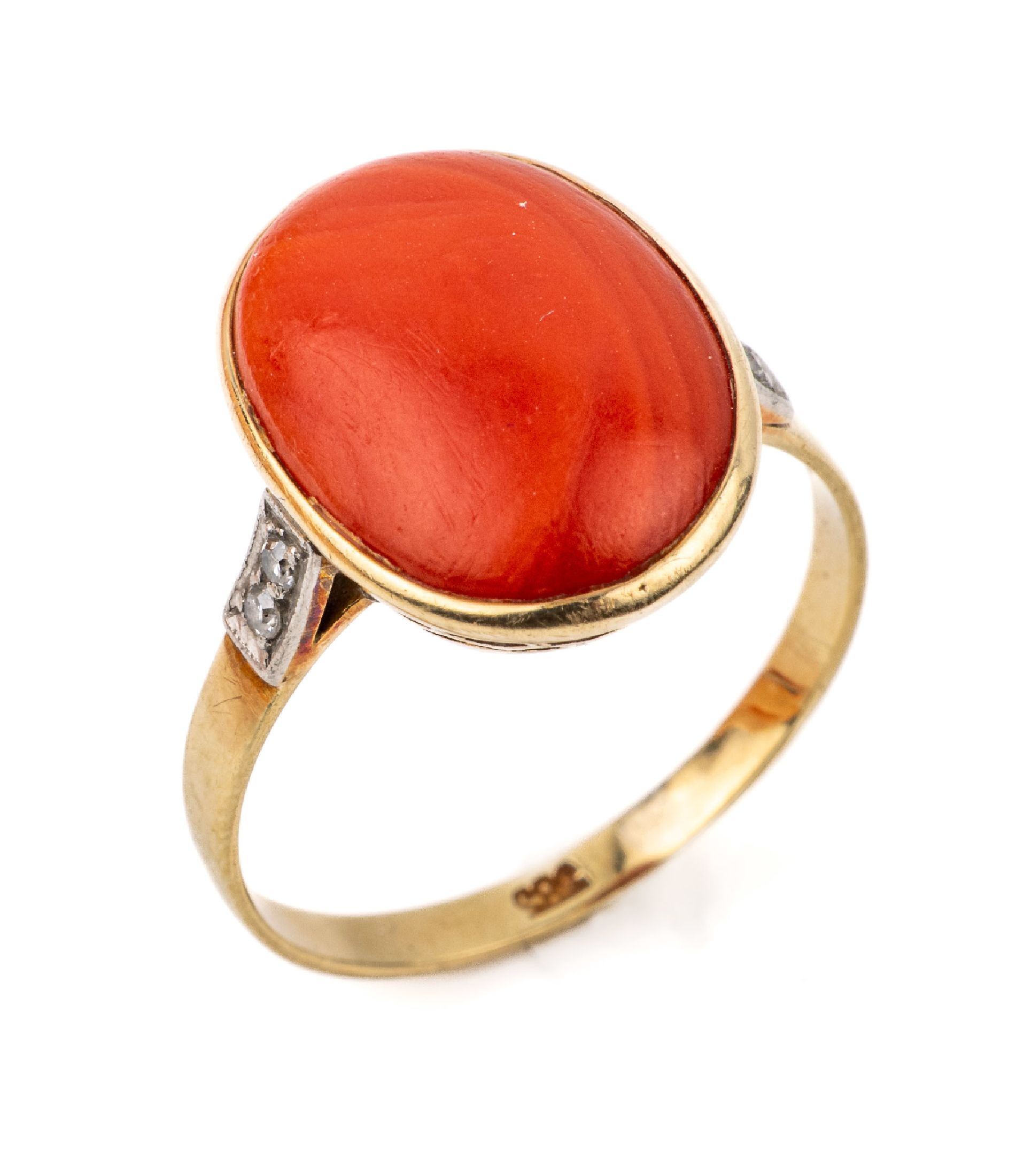 14 kt Gold Koralle-Diamant-Ring, GG 585/000, Korallencabochon mit schöner Farbe, 48/8-Diamanten zus. ca. 0.06 ct Weiß/si, RW 57,ca. 3.3 g, Versand ...