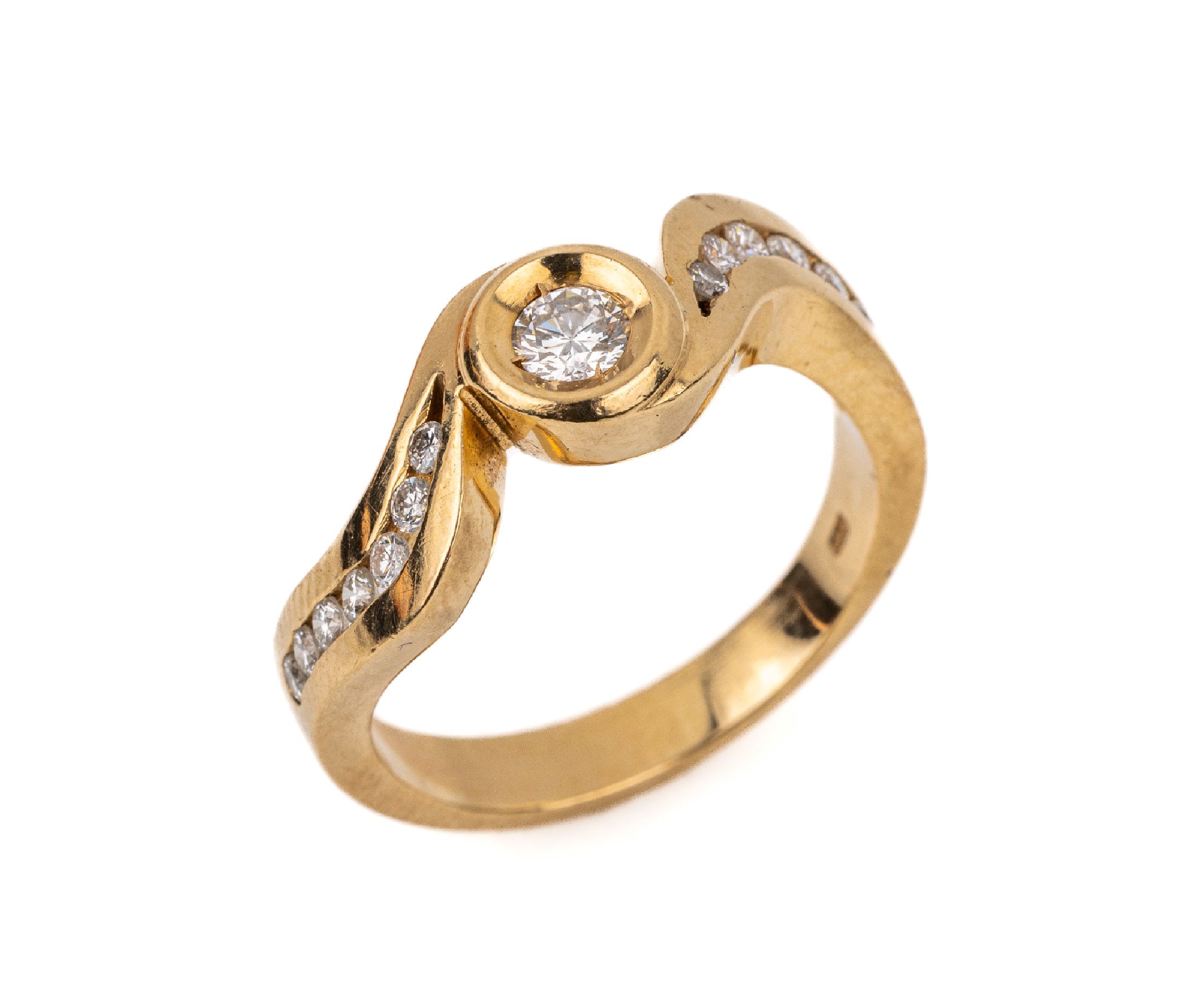 14 kt Gold Brillant-Ring, GG 585/000, mittig Brillant ca. 0.25 ct Weiß/vs, 14 Brillanten zus. ca. 0.30 ct Weiß/vs, ca. 5.1 g, RW 53