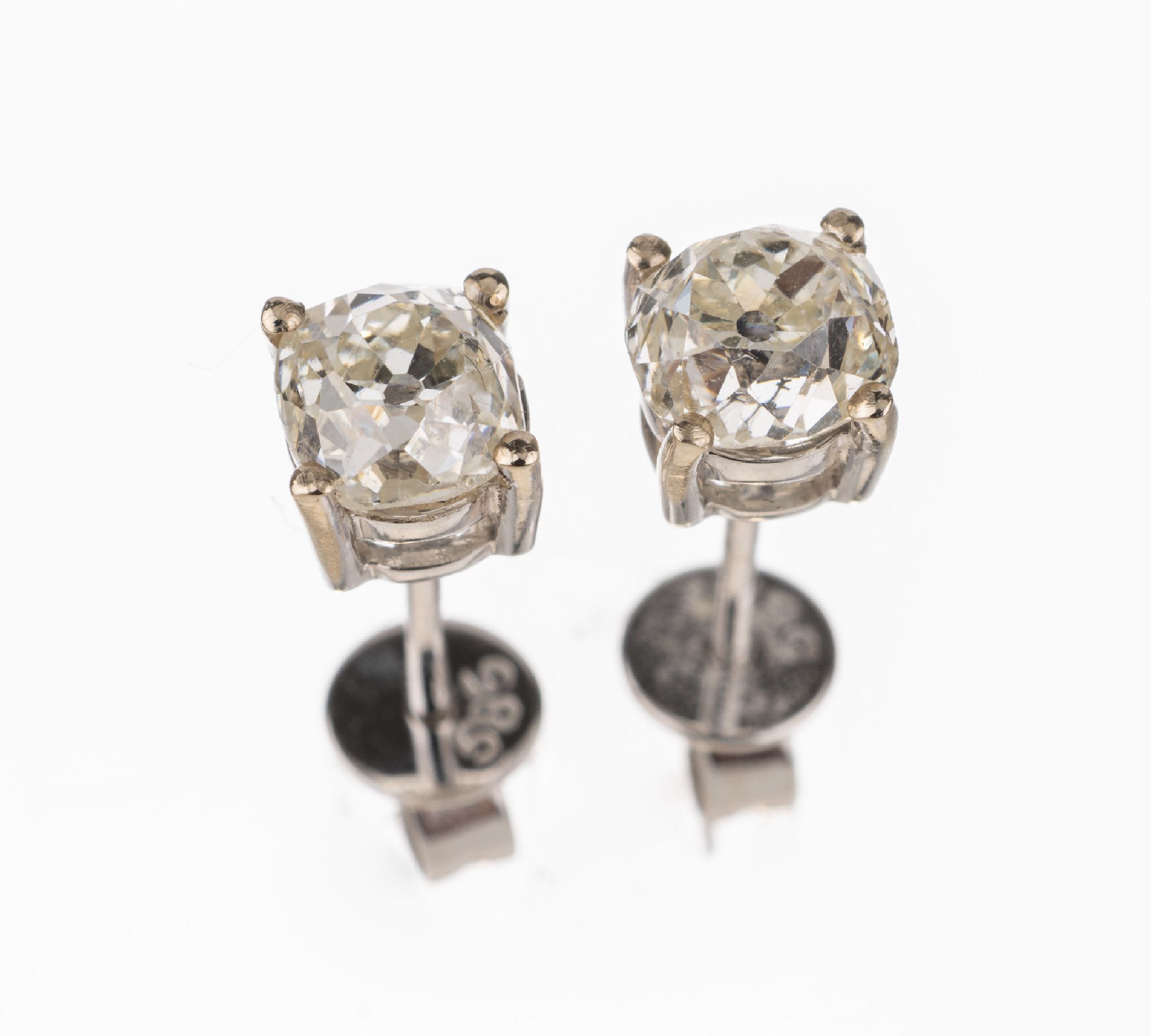 Paar 14 kt Gold Diamant-Ohrstecker, WG 585/000, 2 Altschliff-Diamanten zus. ca. 1.34 ct l.get.Weiß/vs