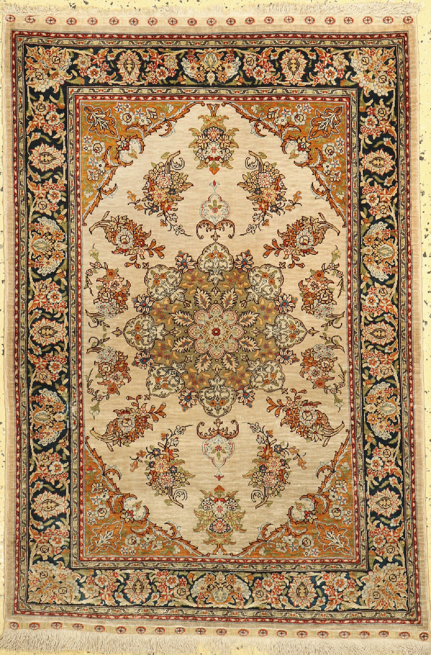 Hereke Seide fein, Türkei, um 1950, reine Naturseide, ca. 122 x 85 cm, Reinigungsbedürftig, EHZ: 1-2.