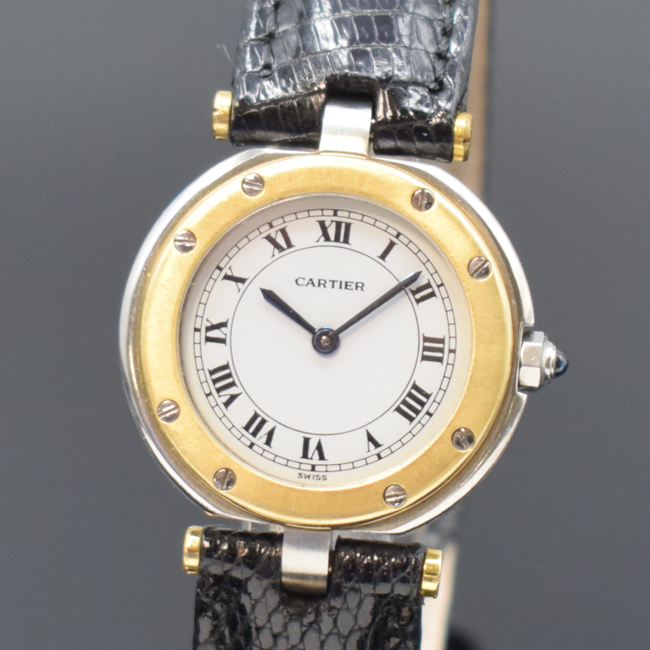 Detail a: CARTIER Santos Ronde Damenarmbanduhr, Schweiz um 1990, quarz, Edelstahl/Gold komb., Boden verschr., weißes Zifferbl. m. röm. Zahlen, gebl. Zeiger, ...