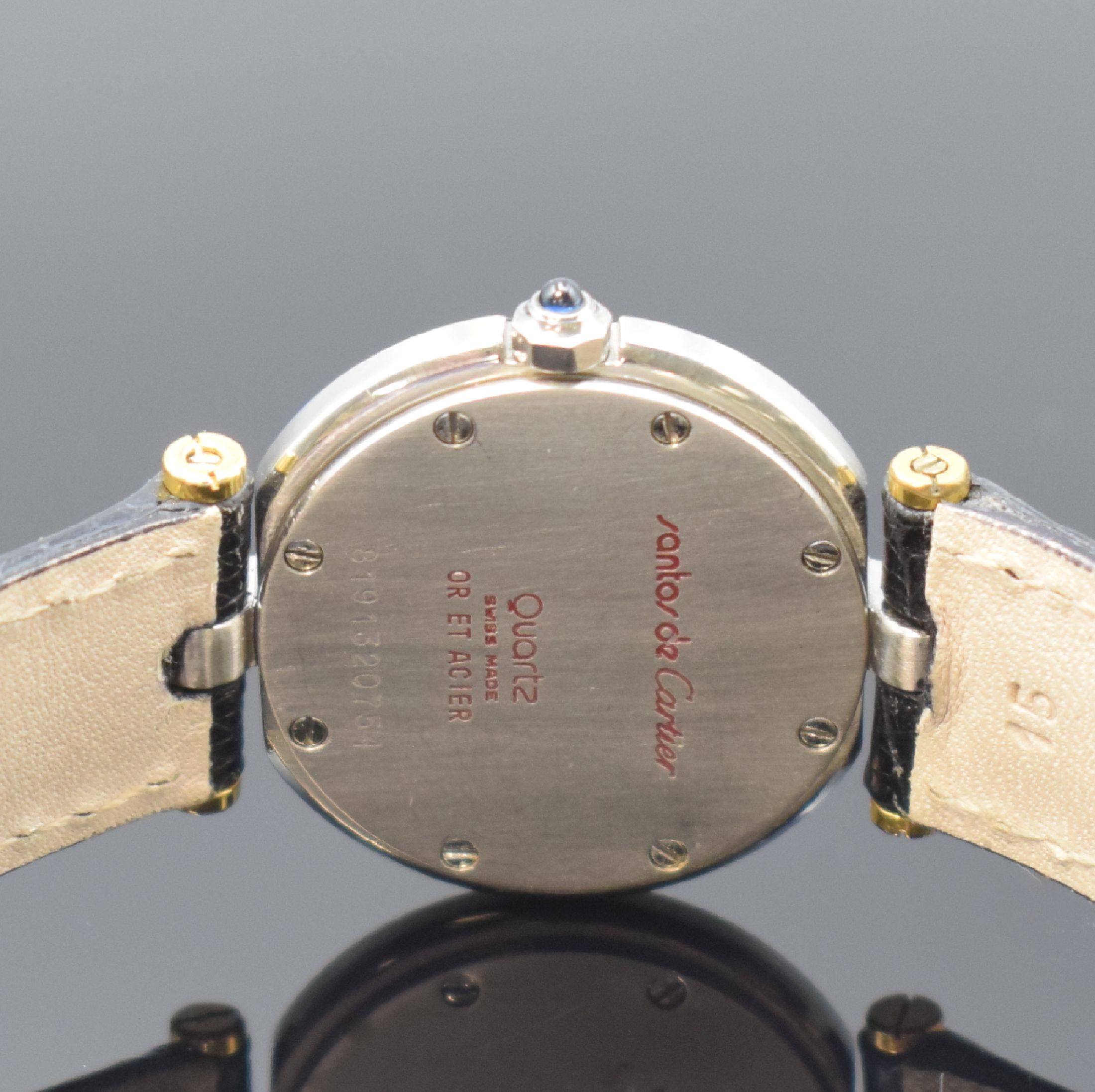 Detail d: CARTIER Santos Ronde Damenarmbanduhr, Schweiz um 1990, quarz, Edelstahl/Gold komb., Boden verschr., weißes Zifferbl. m. röm. Zahlen, gebl. Zeiger, ...