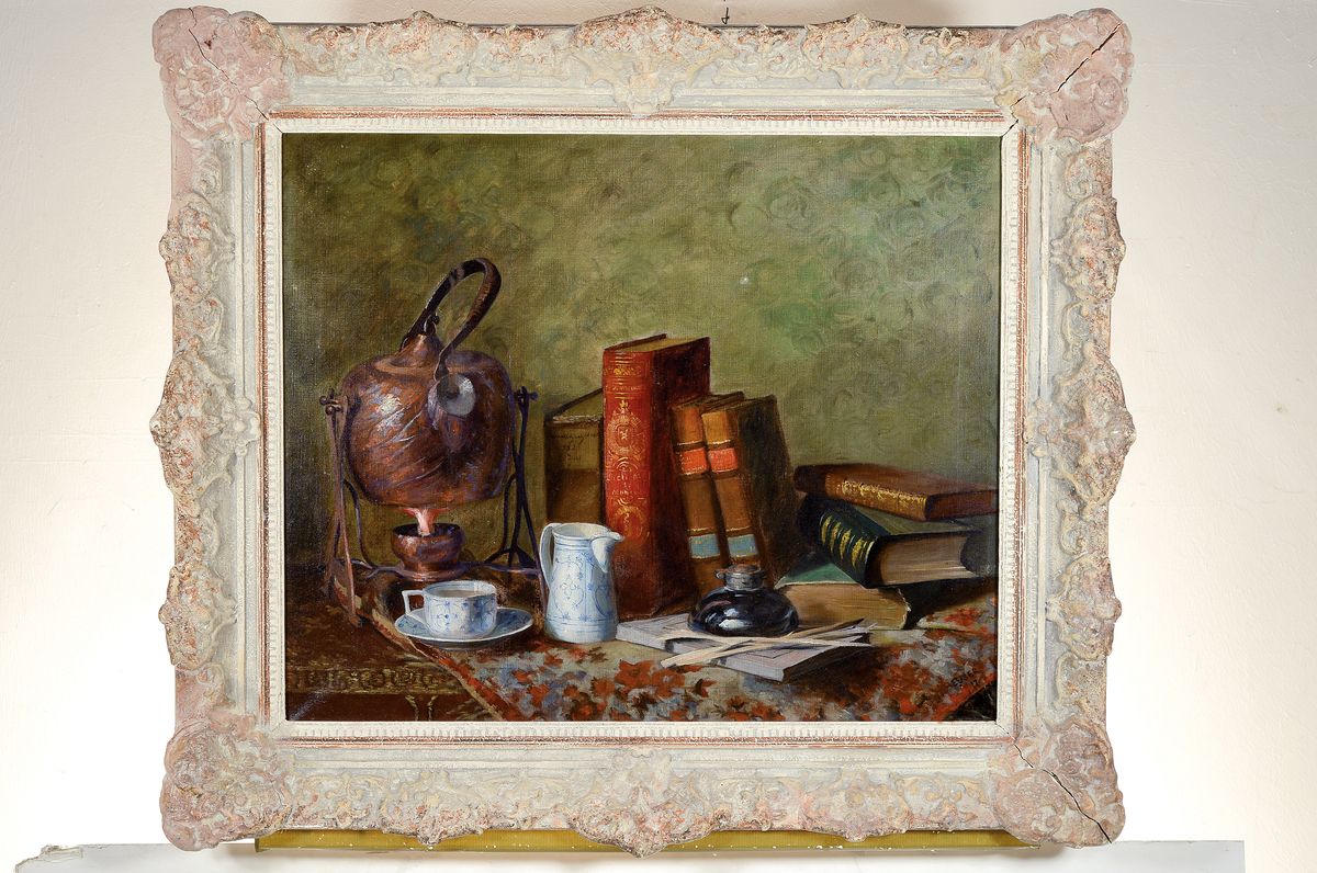 Detail k: Heuser, datiert (19)17, Stillleben mit Büchern, Teekessel und Geschirr, Öl/Lwd, sign. und dat., ca. 63x73cm, R. ca. 83x93cm