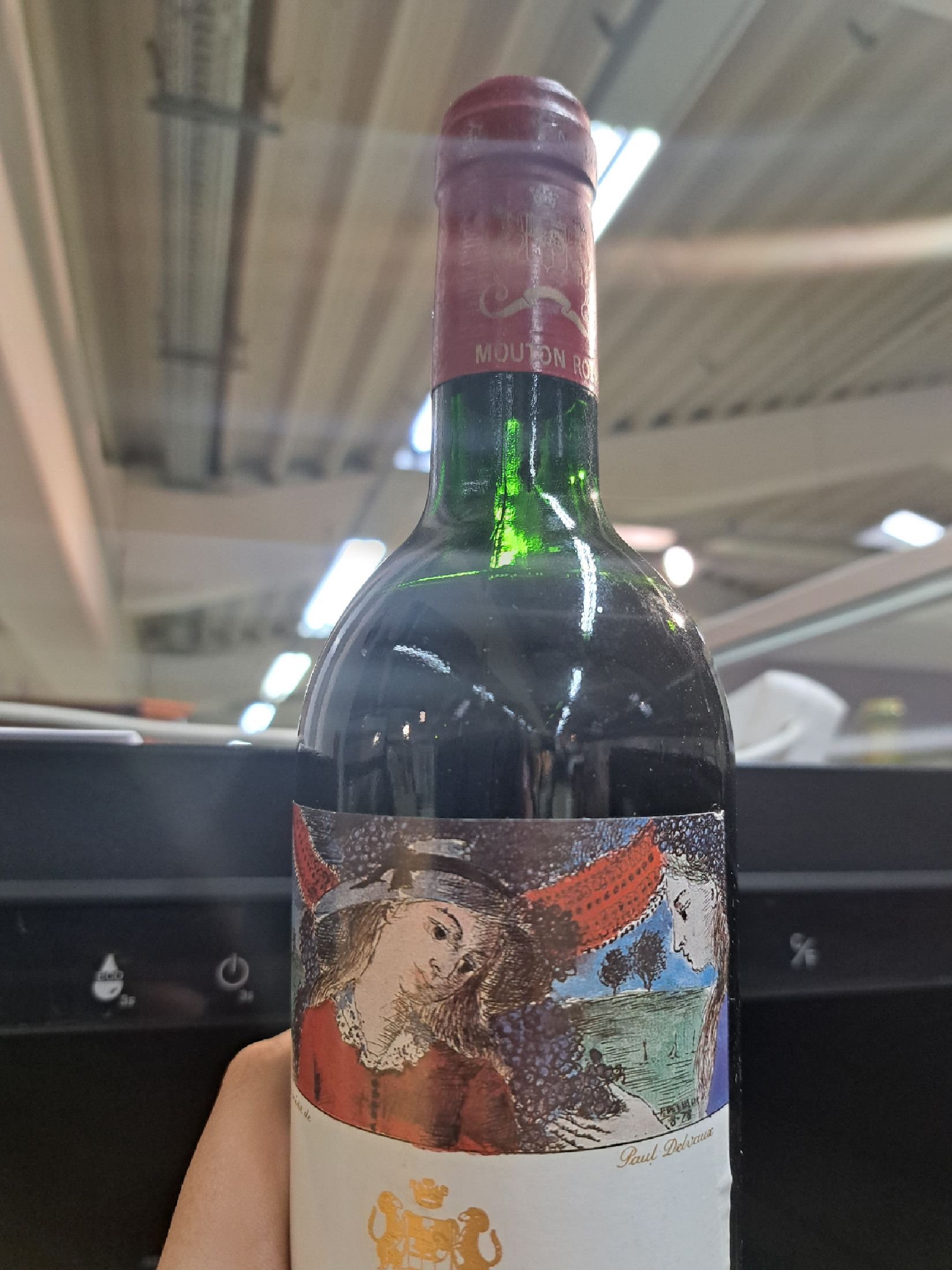 Detail a: 1 Flasche 1985 Chateau Mouton Rothschild, Pauillac, ca. 750ml, Lower Mid Shoulder, Etikett mit roter Farbspur, Kapsel berieben, 90 Parker-Punkte