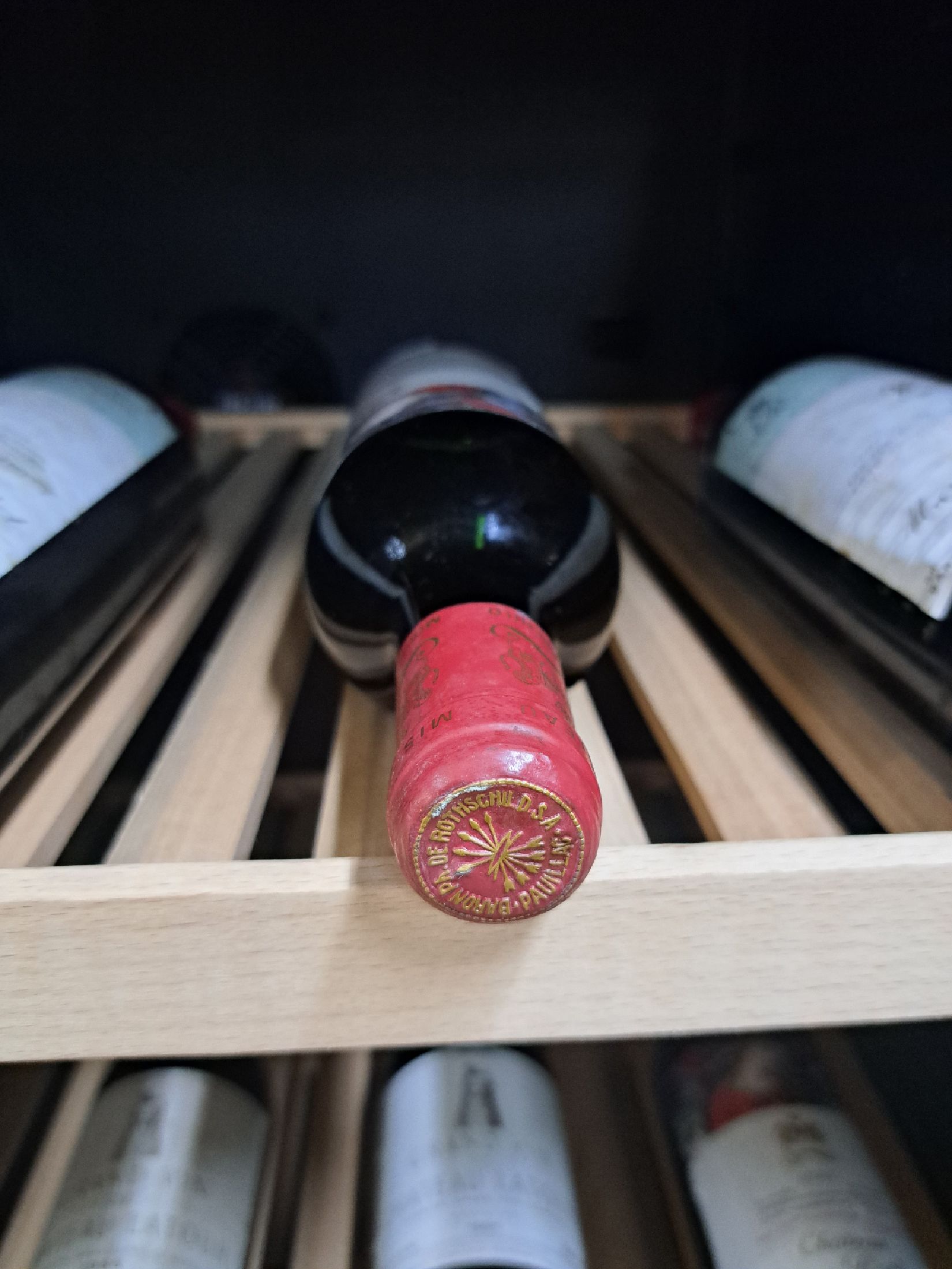 Detail b: 1 Flasche 1985 Chateau Mouton Rothschild, Pauillac, ca. 750ml, Lower Mid Shoulder, Etikett mit roter Farbspur, Kapsel berieben, 90 Parker-Punkte