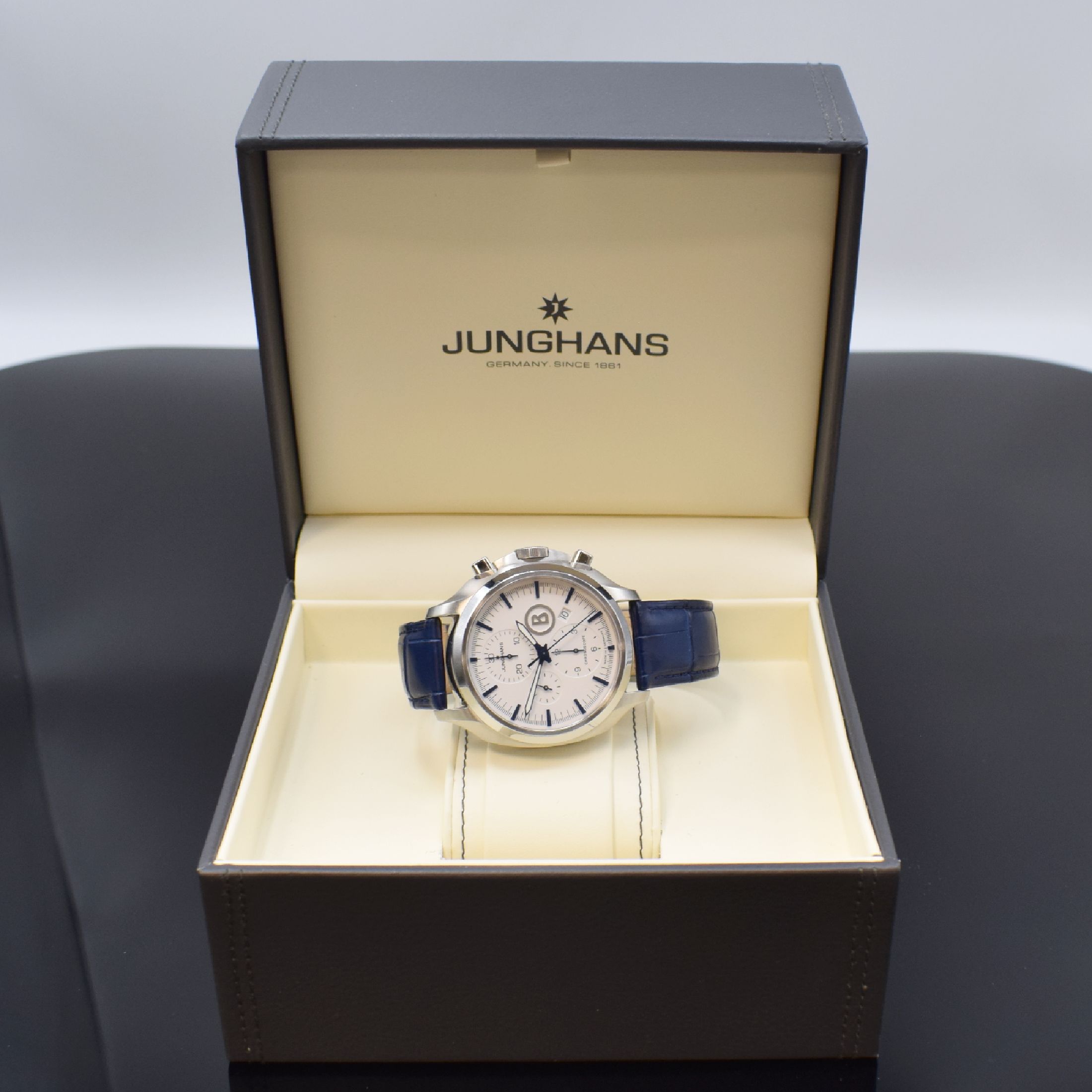 Detail f: JUNGHANS / BOGNER BY JUNGHANS Herrenarmbanduhr Chronoscope Referenz 027/4260.00, Automatik, Deutschland um 2012, Edelstahlgeh. inkl. orig. Lederband ...