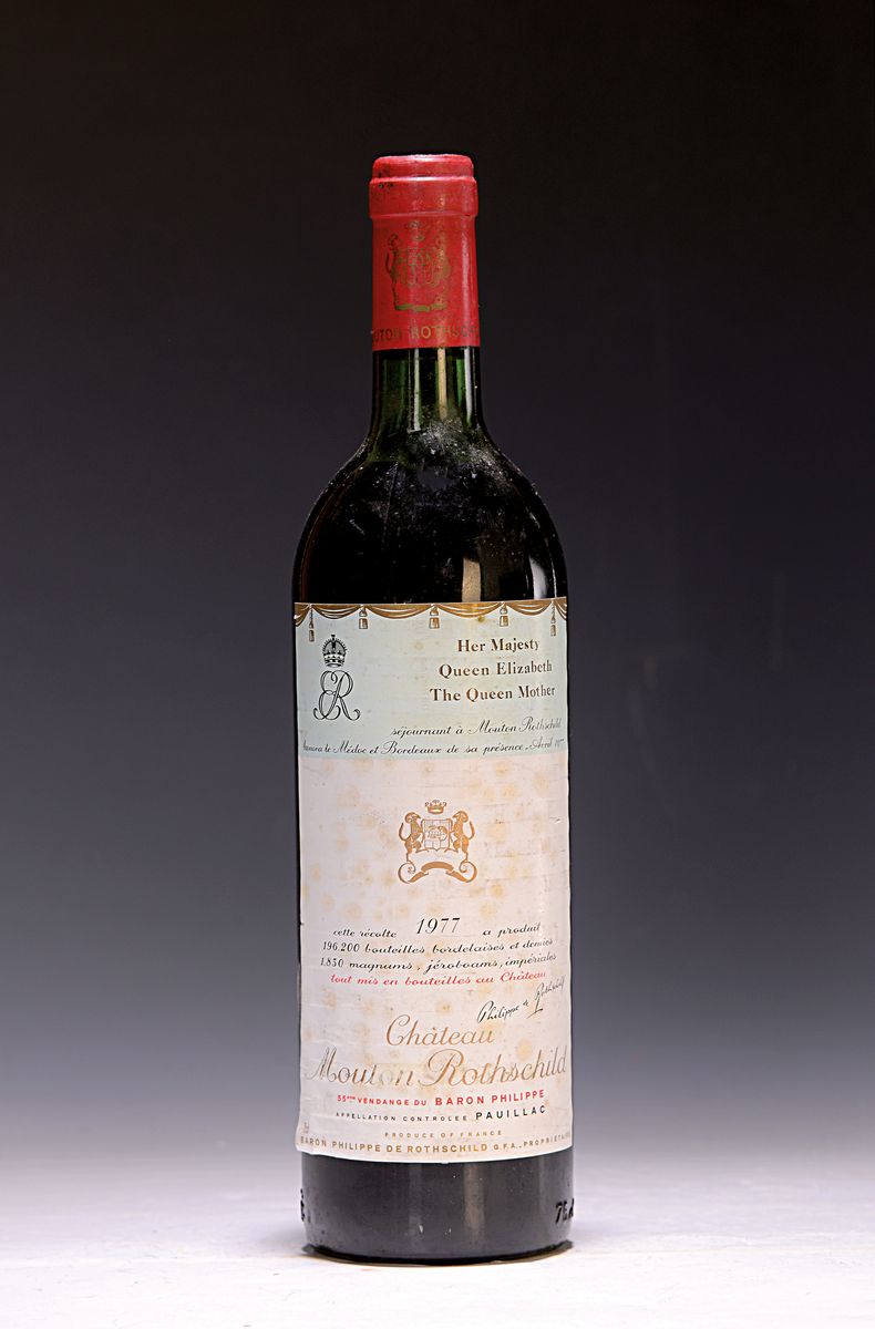 1 Flasche 1977 Chateau Mouton Rothschild, Pauillac, ca. 750ml, Mid Shoulder, Etikett mitleichtem Wasserschaden bzw. fleckig, Kapsel oben best., 85 ...