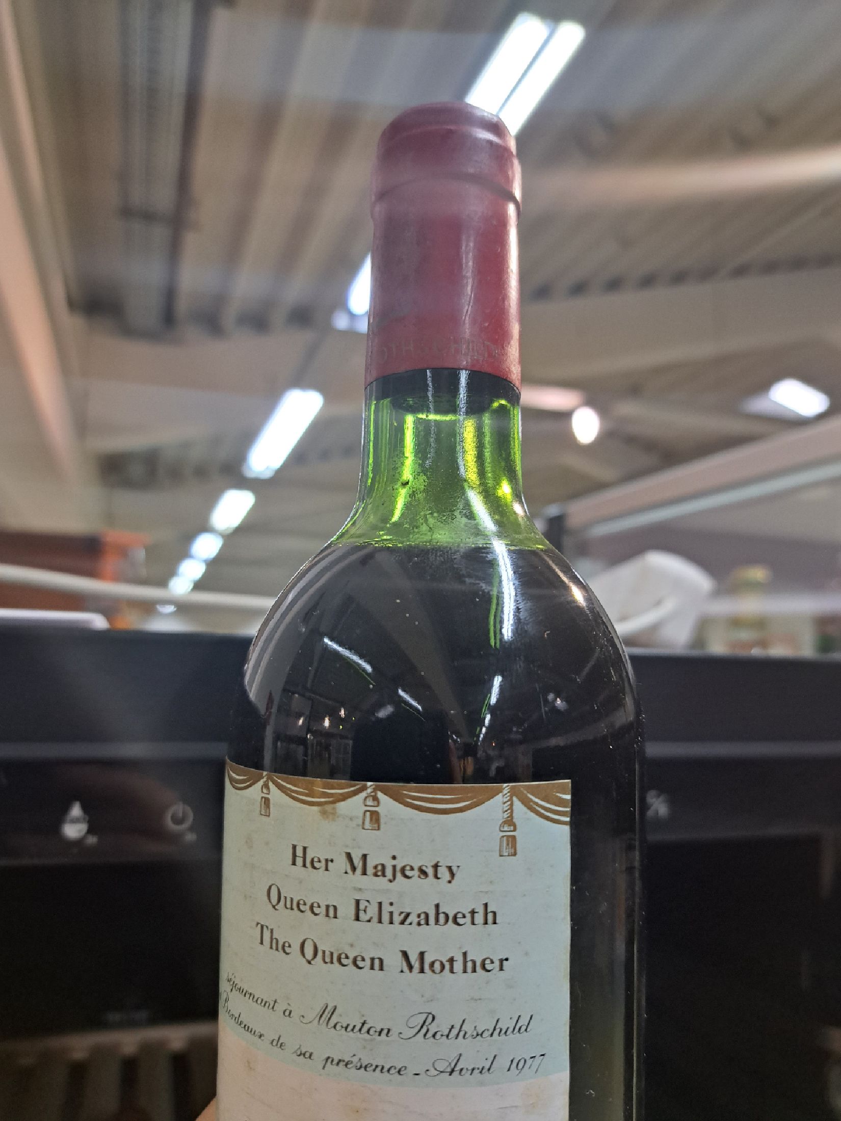 Detail a: 1 Flasche 1977 Chateau Mouton Rothschild, Pauillac, ca. 750ml, Mid Shoulder, Etikett mitleichtem Wasserschaden bzw. fleckig, Kapsel oben best., 85 ...