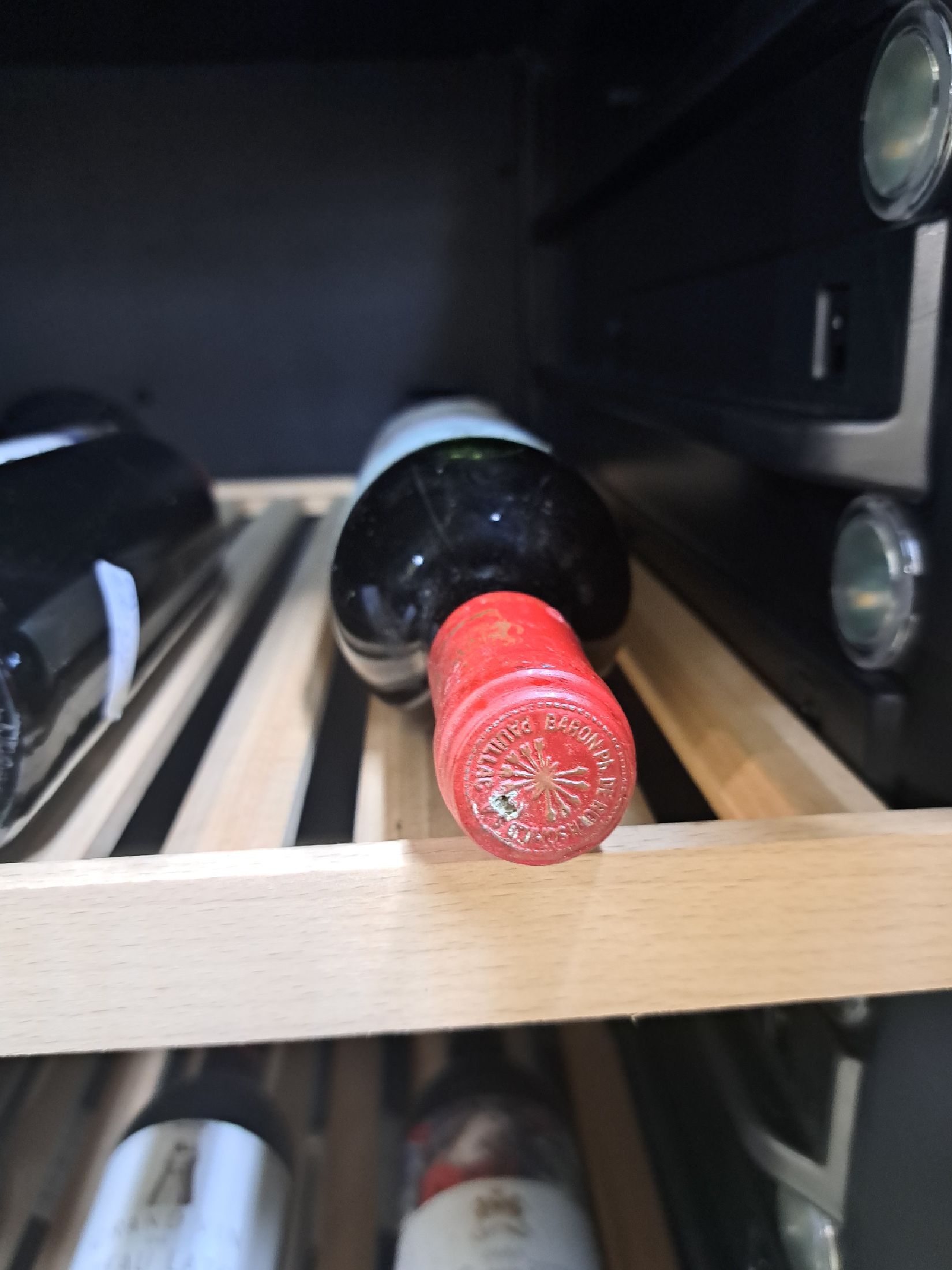 Detail b: 1 Flasche 1977 Chateau Mouton Rothschild, Pauillac, ca. 750ml, Mid Shoulder, Etikett mitleichtem Wasserschaden bzw. fleckig, Kapsel oben best., 85 ...