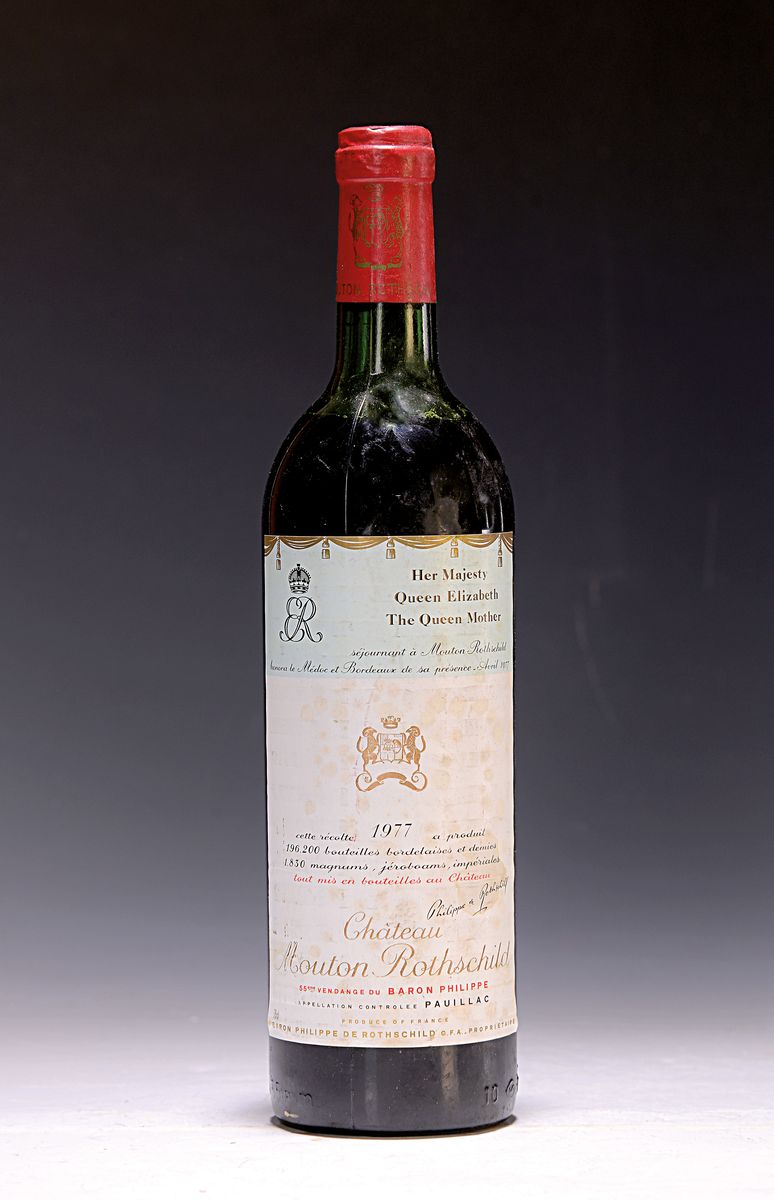 1 Flasche 1977 Chateau Mouton Rothschild, Pauillac, ca. 750ml, Mid Shoulder, Etikett fleckig, Kapsel rückseitig best., 85 Parker -Punkte
