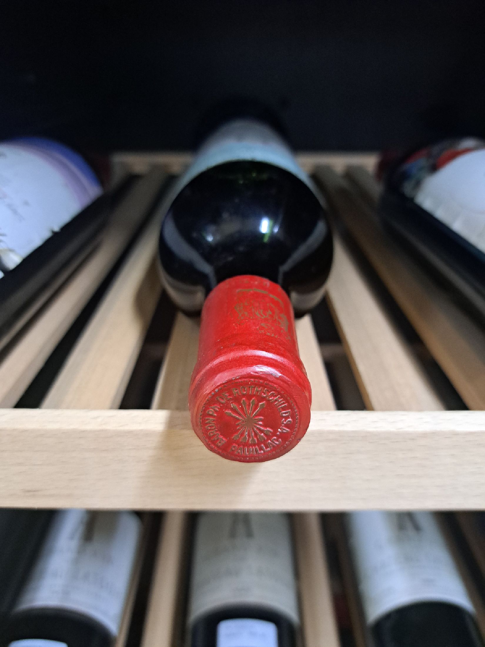Detail a: 1 Flasche 1977 Chateau Mouton Rothschild, Pauillac, ca. 750ml, Mid Shoulder, Etikett fleckig, Kapsel rückseitig best., 85 Parker -Punkte