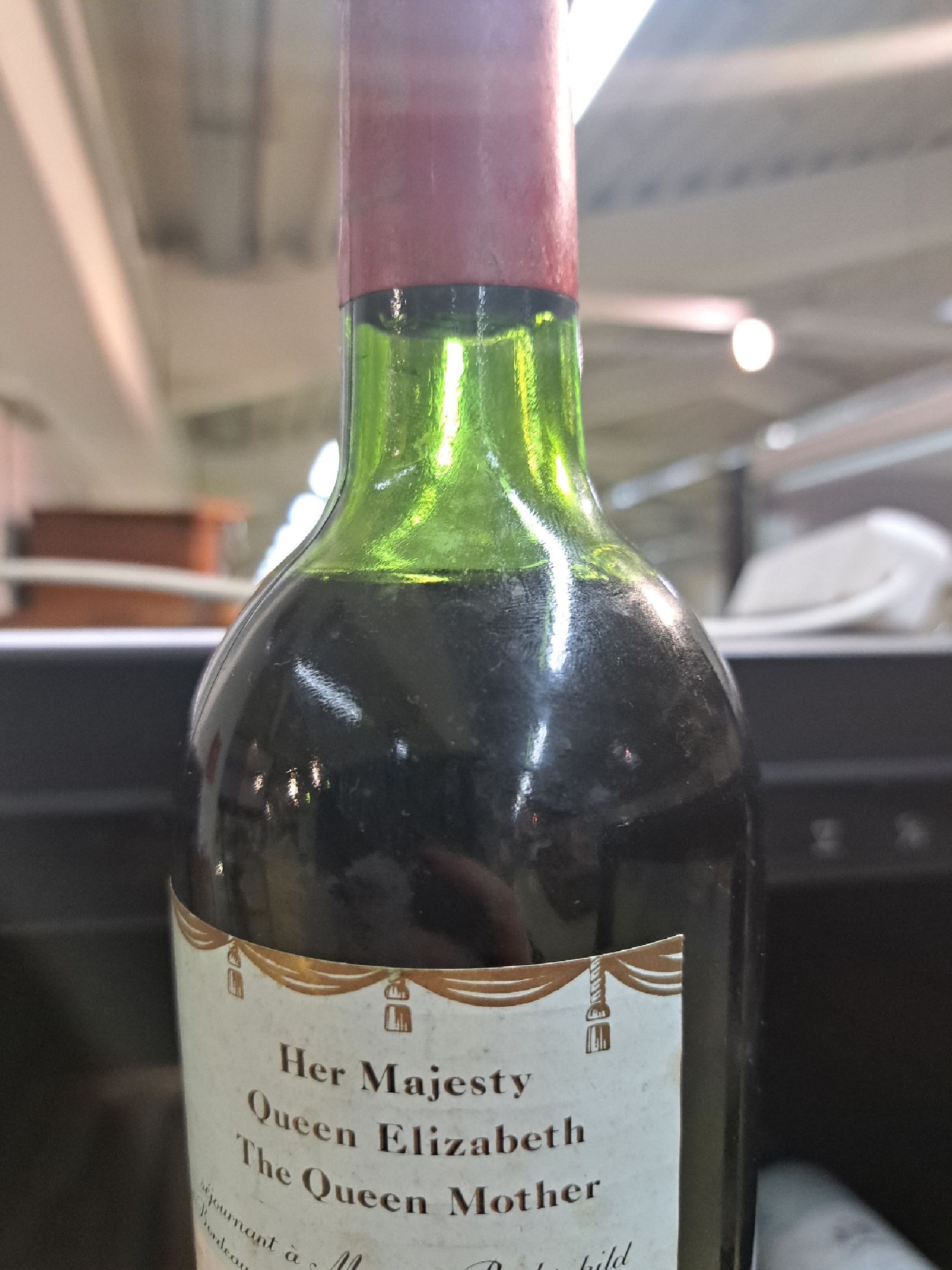 Detail b: 1 Flasche 1977 Chateau Mouton Rothschild, Pauillac, ca. 750ml, Mid Shoulder, Etikett fleckig, Kapsel rückseitig best., 85 Parker -Punkte