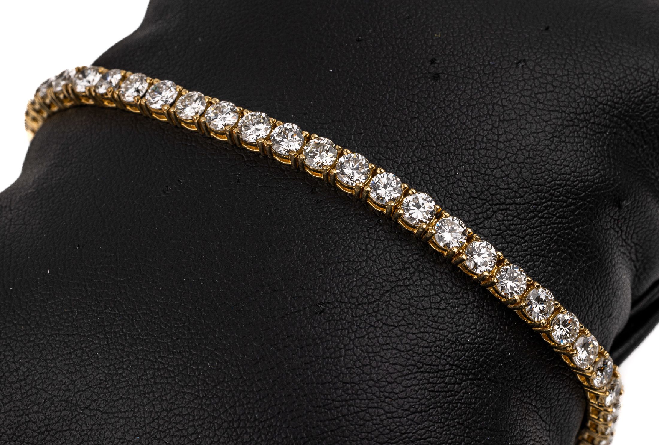 14 kt Gold Brillant-Armband, GG 585/000, 45 Brillanten zus. ca. 9.00 ct feines Weiß- Weiß/vvs-si, L. ca. 18.2 cm, Steckschloss mit 2 ...