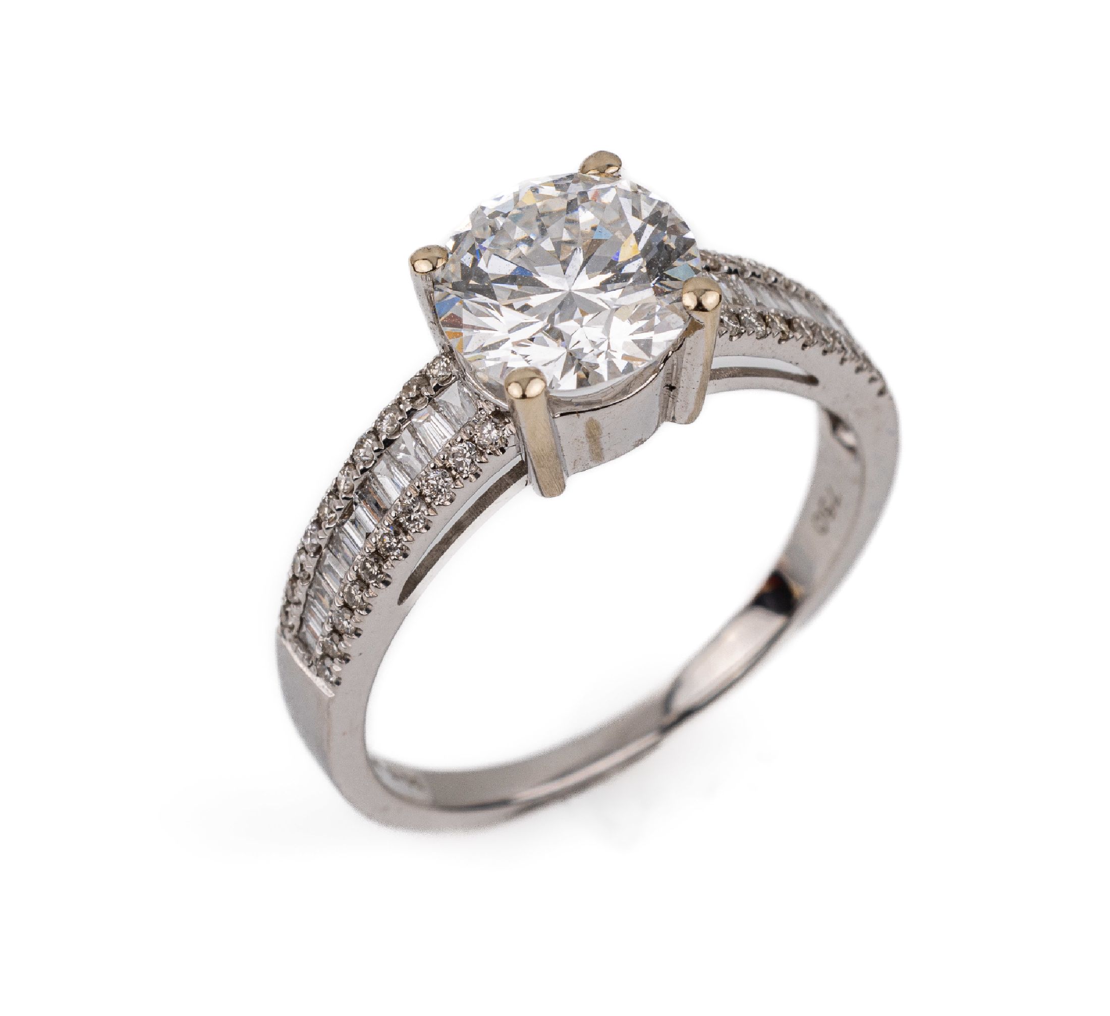 18 kt Gold Diamant-Ring, WG 750/000, mittig1 Brillant ca. 1.48 ct hochfeines Weiß+(D)/vs1seitl. Brillanten und Diamantbaguettes zus. ca. 0.33 ct ...