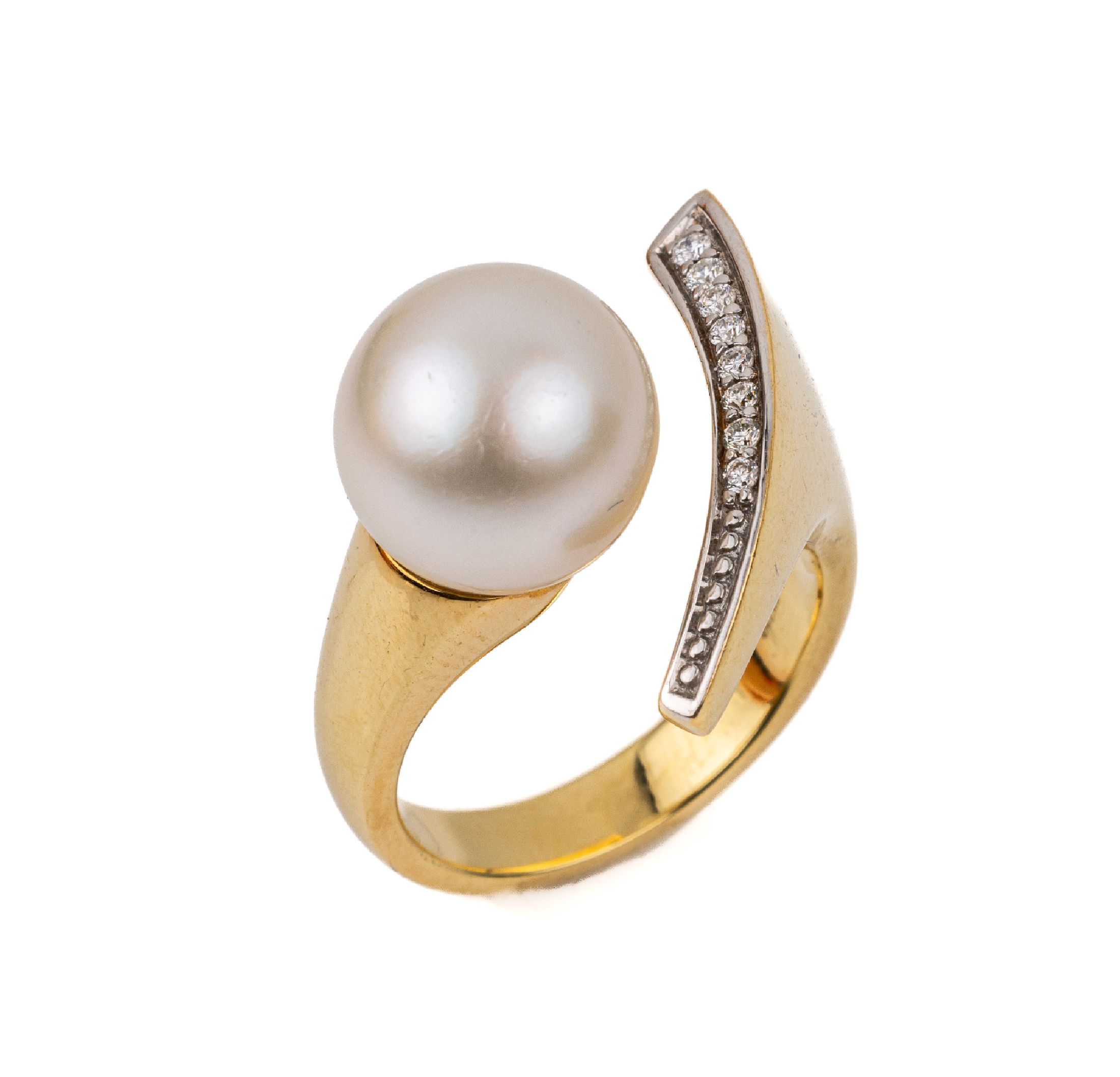 18 kt Gold Südseezuchtperl-Brillant-Ring, GG/WG 750/000, Ringschiene asymm. gearbeitet, weiße Perle, D. ca. 11.7 mm, in WG gefasste 8 Brillanten ...