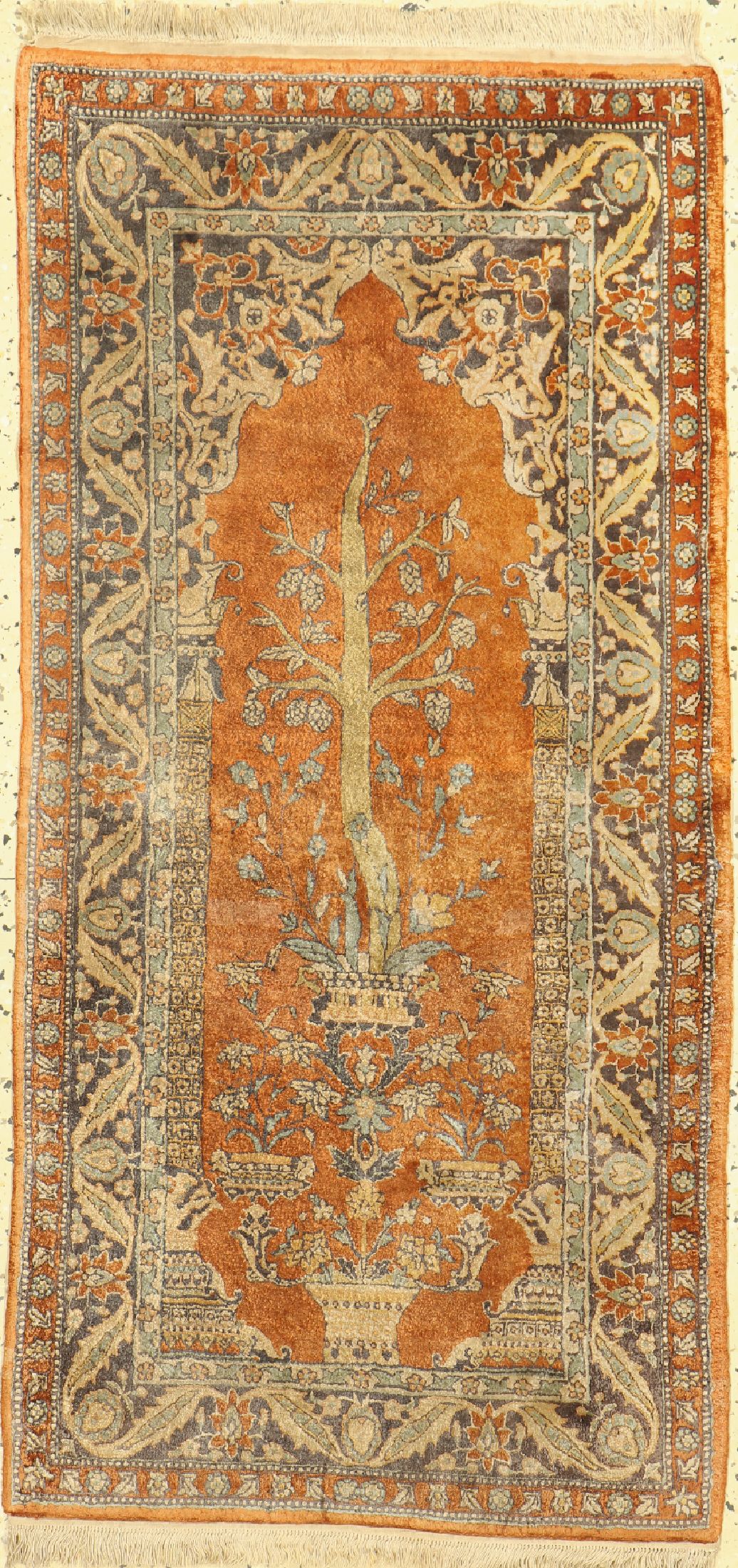 Täbriz Seide, Ägypten, ca. 60 Jahre, reine Naturseide, ca. 125 x 63 cm, Reinigungsbedürftig, EHZ: 1-2(kleiner Riss am Rand).