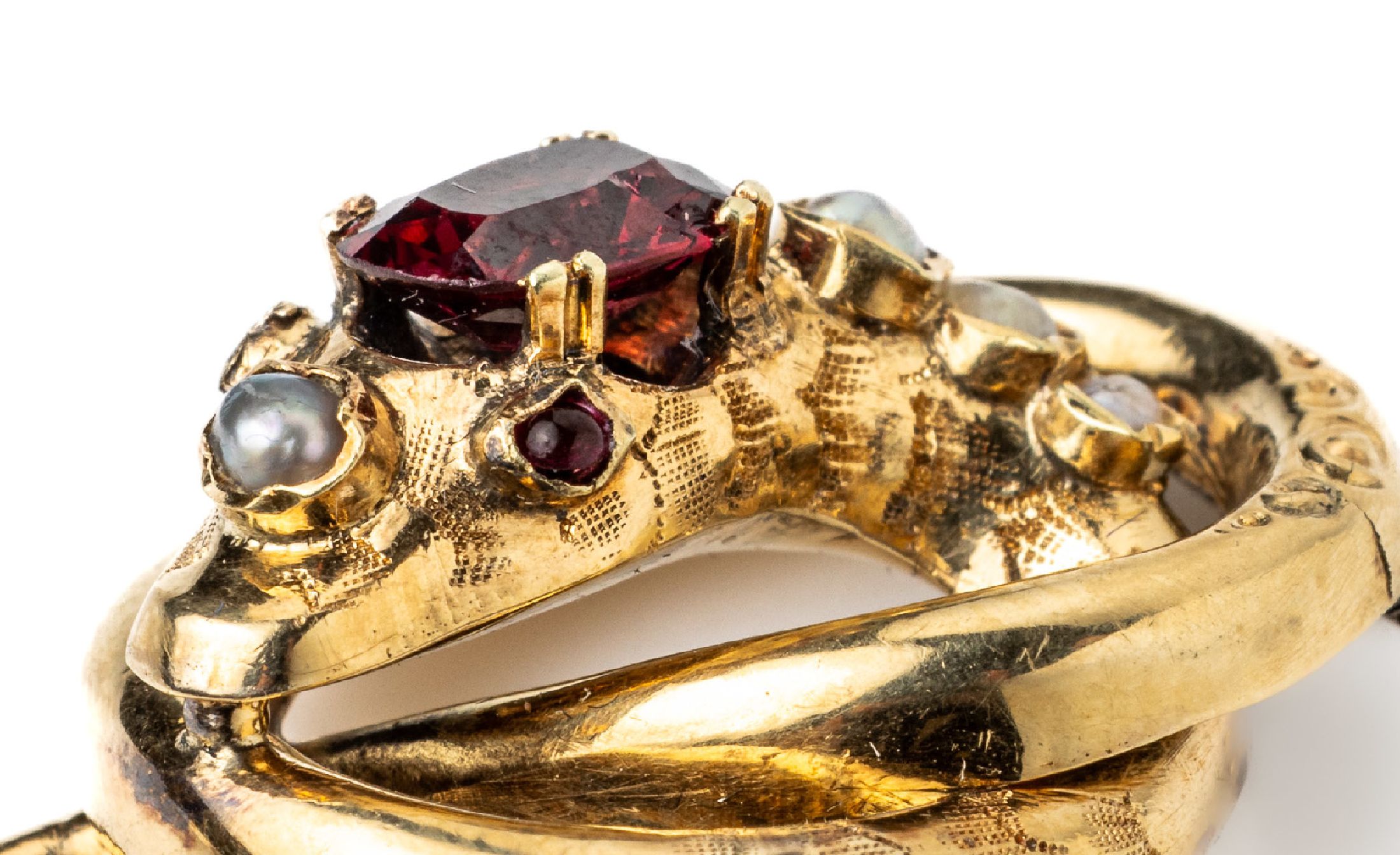 Detail a: 14 kt Gold Granat-Perlchen-Schlangenbrosche, um 1860/70, GG 585/000, Kopf bes. mit einemovalfacett. Granat (besch.) ca. 0.30 ct, z.T. mit ...