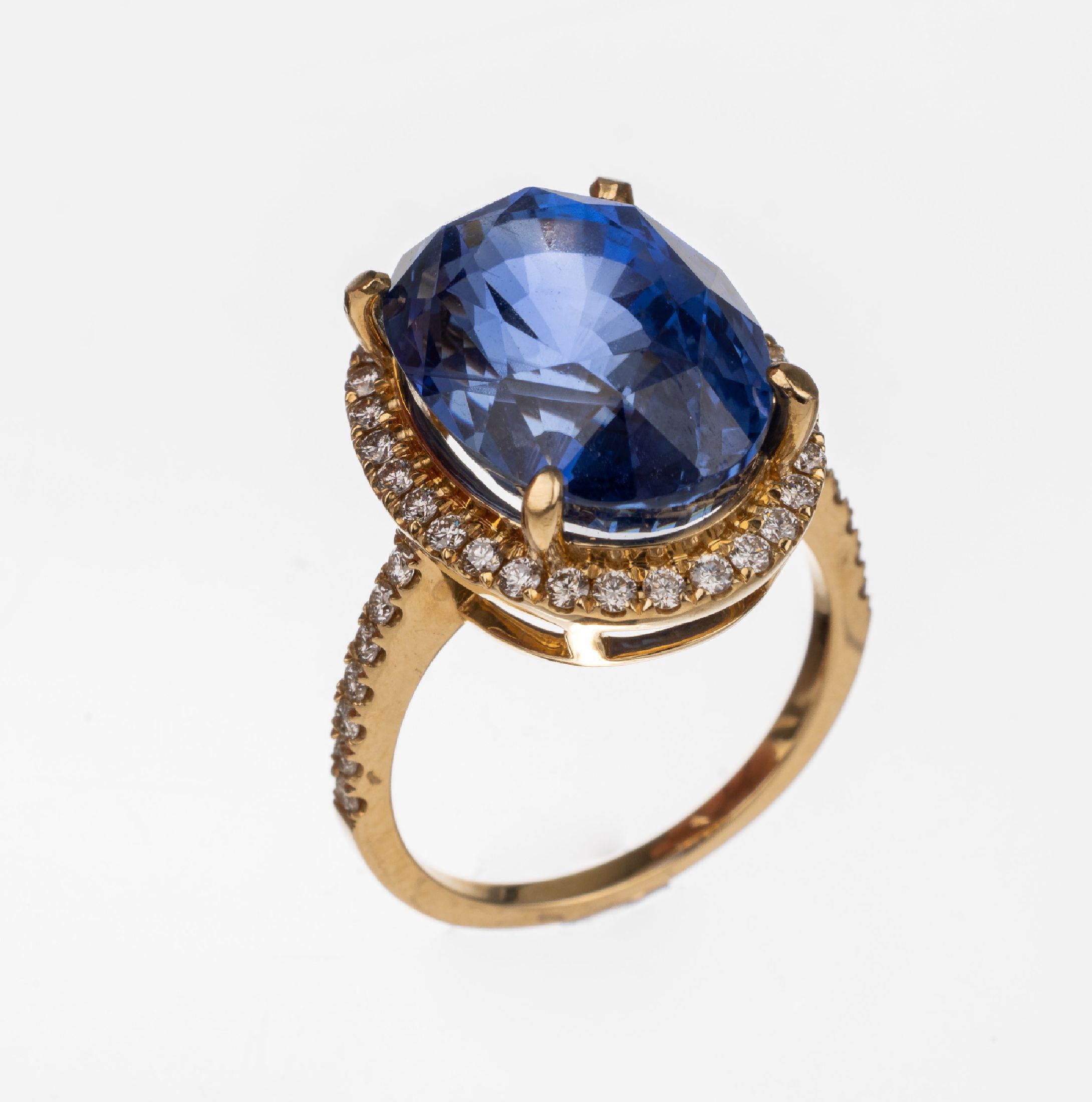 18 kt Gold Saphir-Brillant-Ring, GG 750/000, ovalfacett. unbehandelter Ceylonsaphir ca. 16.571 ct, ca. 15.60 x 11.56 x 9.84 mm, (Rundiste besch.) ...