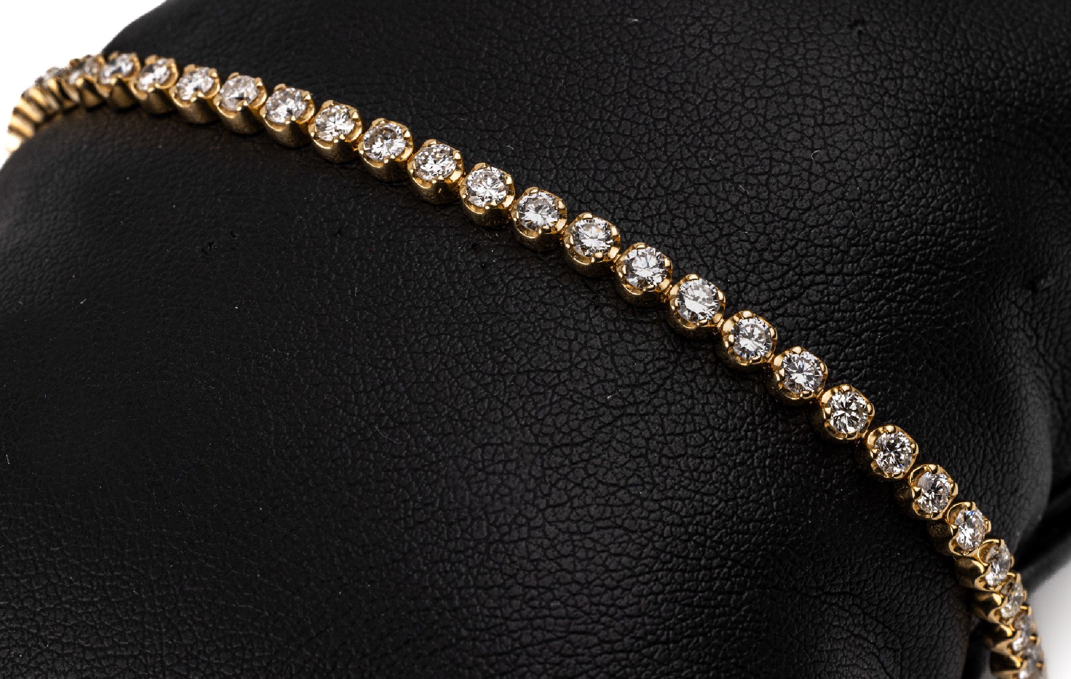14 kt Gold Brillant-Armband, GG 585/000, 53 Brillanten zus. ca. 3.51 ct (grav.) Weiß/ vvs-si, L. ca. 18.7 cm, Kastenschloss mit 2 ...