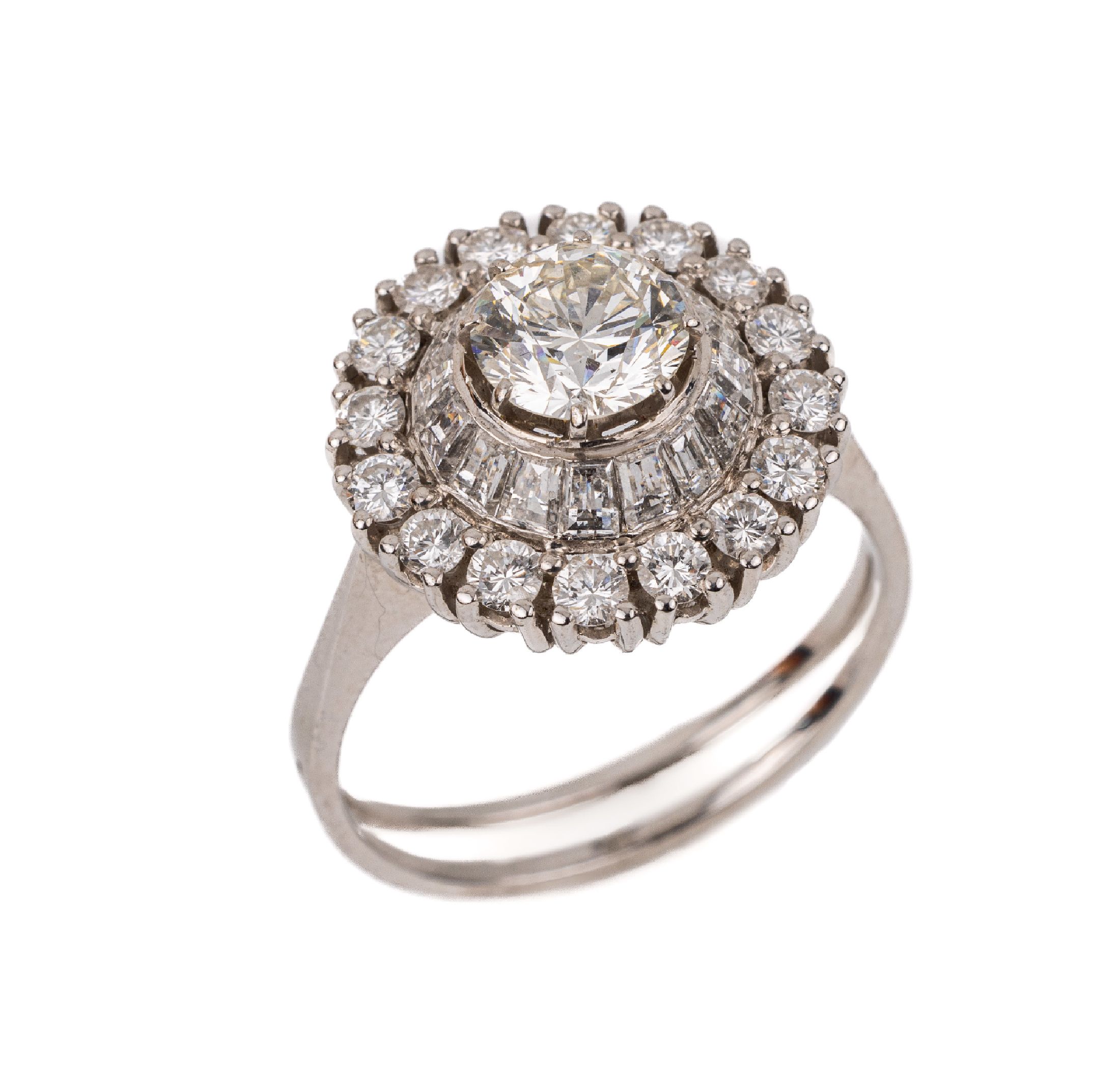 18 kt Gold Diamant-Ring, WG 750/000, Ringkopf in mehreren Ebenen aufgebaut, mittig mit einem Brillant ca. 1.15 ct Weiß-l.get. Weiß/si-p, umgeben ...