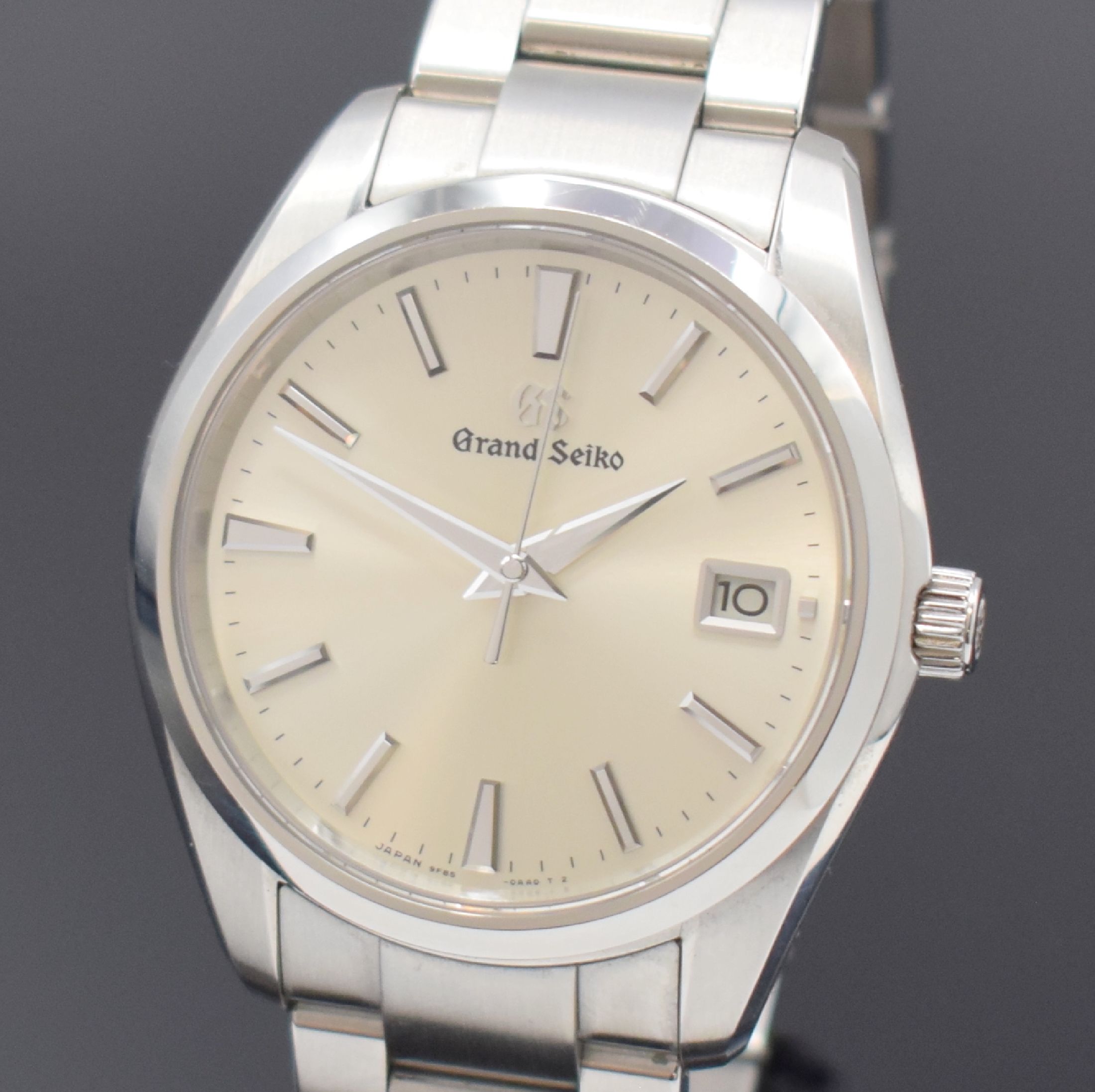 Detail a: GRAND SEIKO Herrenarmbanduhr Heritage Quartz Referenz 9F85-OACO, Japan um 2020, Edelstahlgeh. inkl. Gliederband m. Faltschl., Boden verschr., silb. ...