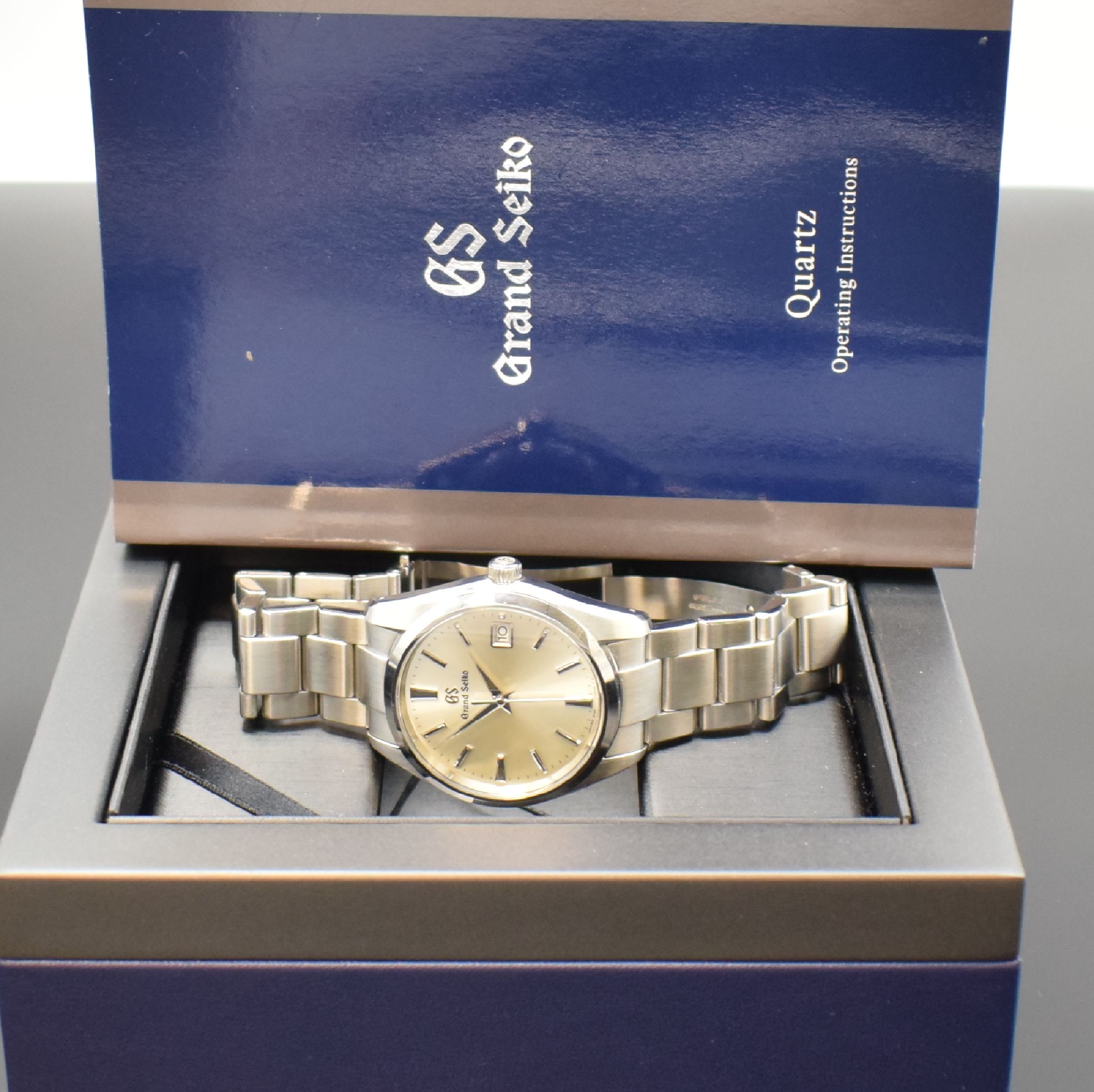 Detail e: GRAND SEIKO Herrenarmbanduhr Heritage Quartz Referenz 9F85-OACO, Japan um 2020, Edelstahlgeh. inkl. Gliederband m. Faltschl., Boden verschr., silb. ...
