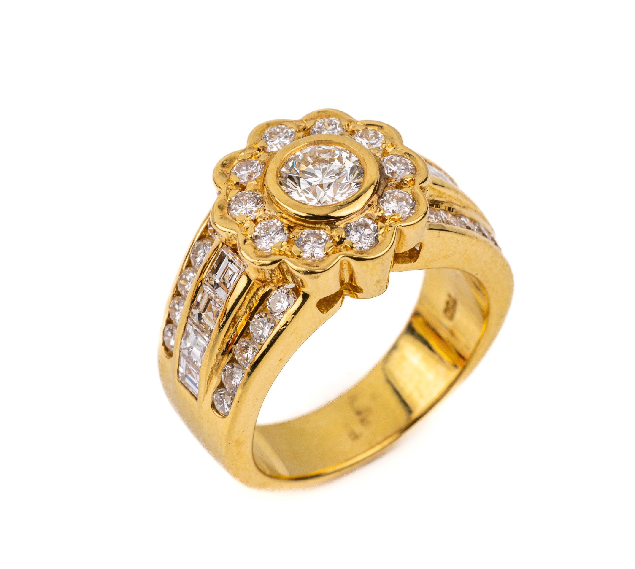 18 kt Gold Diamant-Ring, GG 750/000, Ringkopf blütenf., mittiger Brillant ca. 0.60 ct Weiß/vs, Ringschultern 3-rhg. bes. mit 20 Brillanten und 8 ...