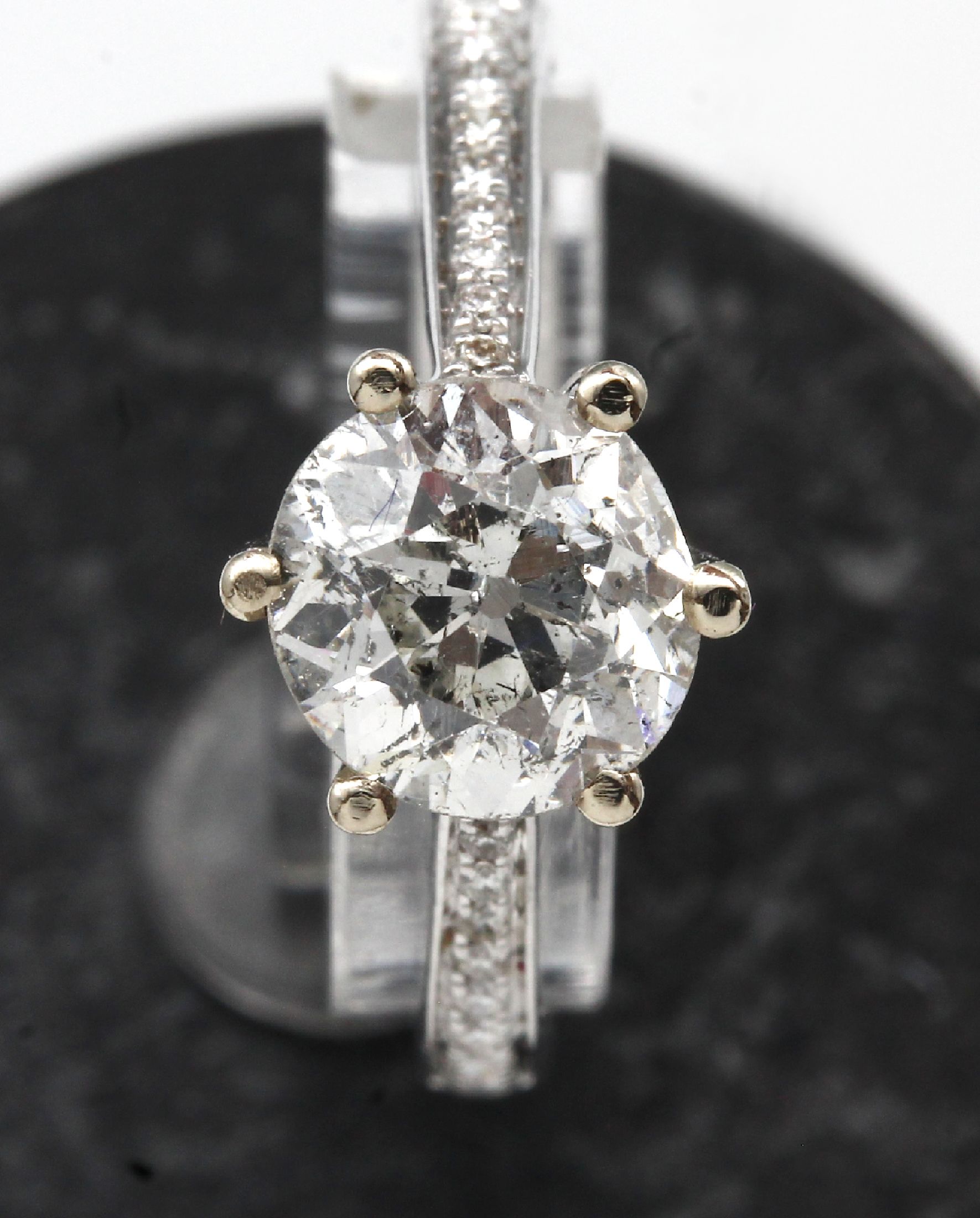 Detail b: 18 kt Gold Diamant-Ring, WG 750/000, mittig1 Altschliffdiamant ca. 1.66 ct Weiß-l.get. Weiß/p, 20 Brillanten zus. ca. 0.13 ct Weiß/si, RW 53, ca. ...
