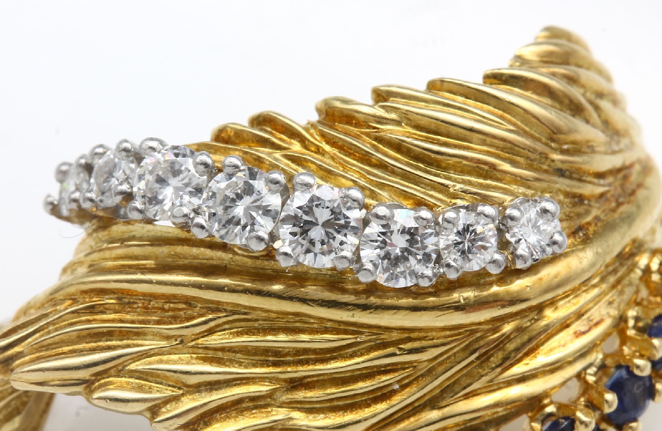 Detail a: 18 kt Gold VAN CLEEF & ARPELS Saphir Brillant Brosche, um 1950, GG/WG 750/000, Blüte feingrav., mit in WG gefassten 8 Brillanten zus. ca. 0.50 ct ...