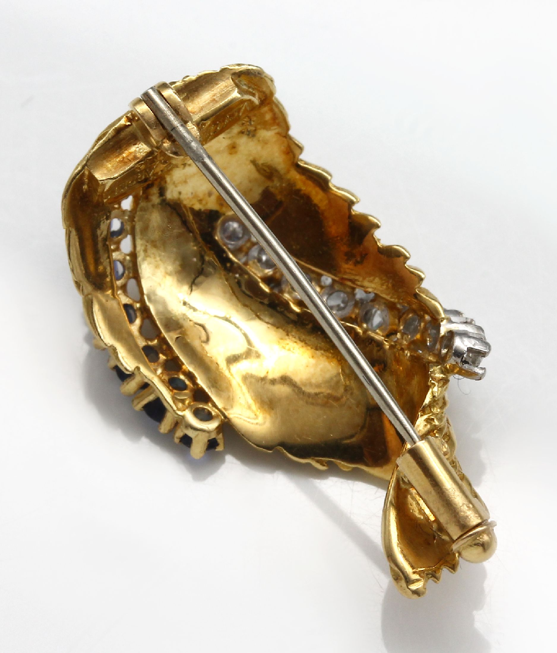 Detail b: 18 kt Gold VAN CLEEF & ARPELS Saphir Brillant Brosche, um 1950, GG/WG 750/000, Blüte feingrav., mit in WG gefassten 8 Brillanten zus. ca. 0.50 ct ...