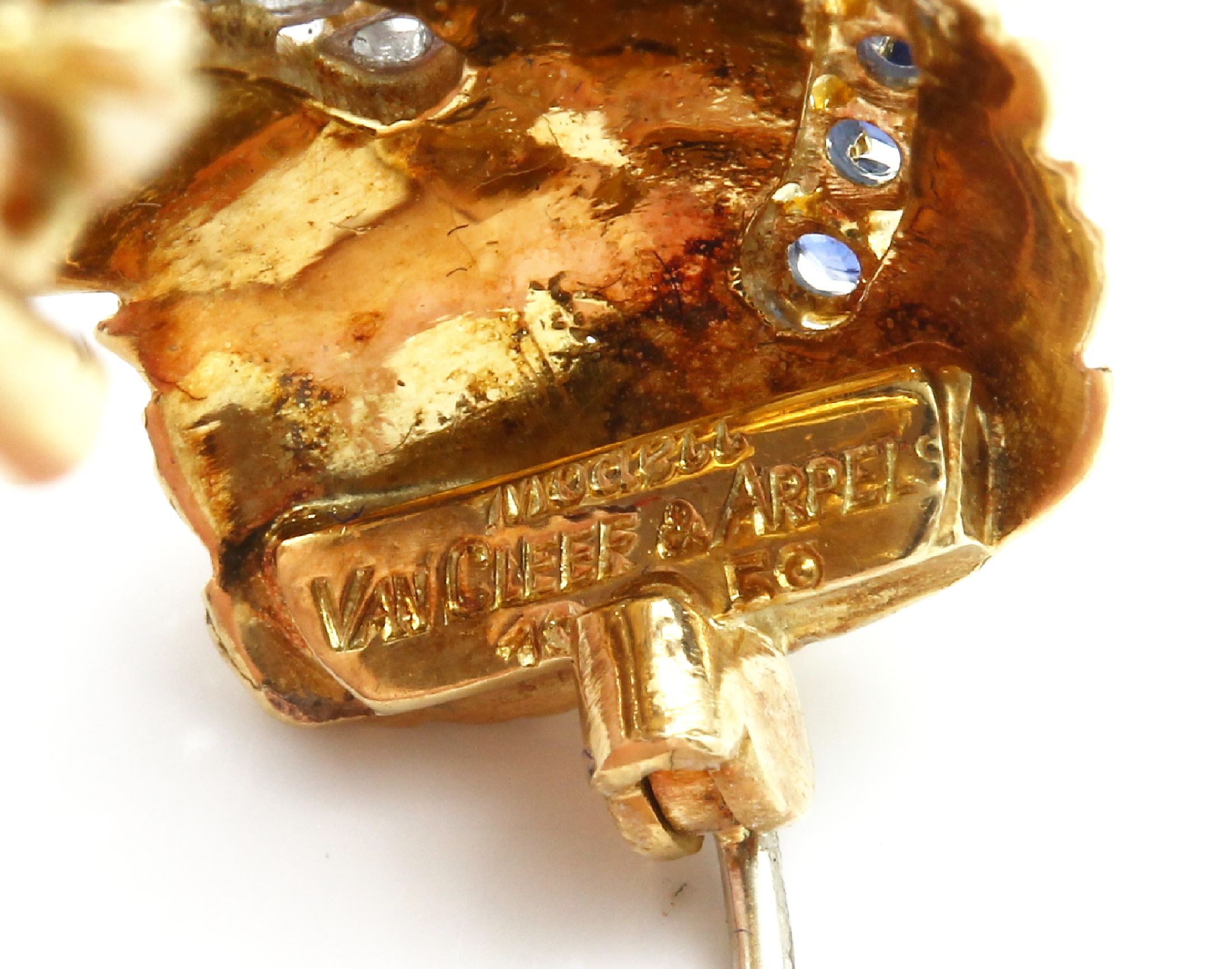 Detail c: 18 kt Gold VAN CLEEF & ARPELS Saphir Brillant Brosche, um 1950, GG/WG 750/000, Blüte feingrav., mit in WG gefassten 8 Brillanten zus. ca. 0.50 ct ...