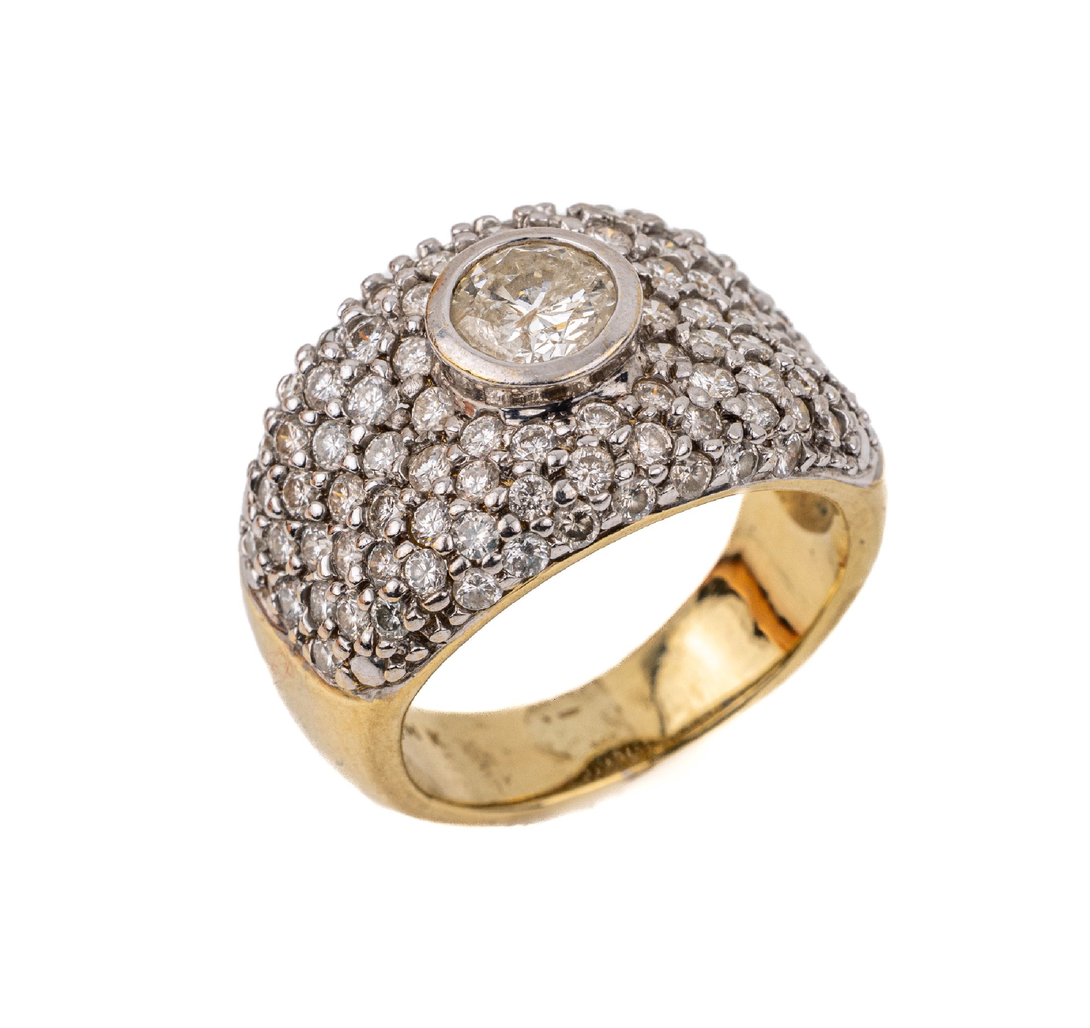 14 kt Gold Brillant-Ring, GG/WG 585/000, mittiger Brillant ca. 0.70 ct l.get.Weiß/p, umgeben von in WG gefassten Brillanten zus. ca. 2.00 ct ...