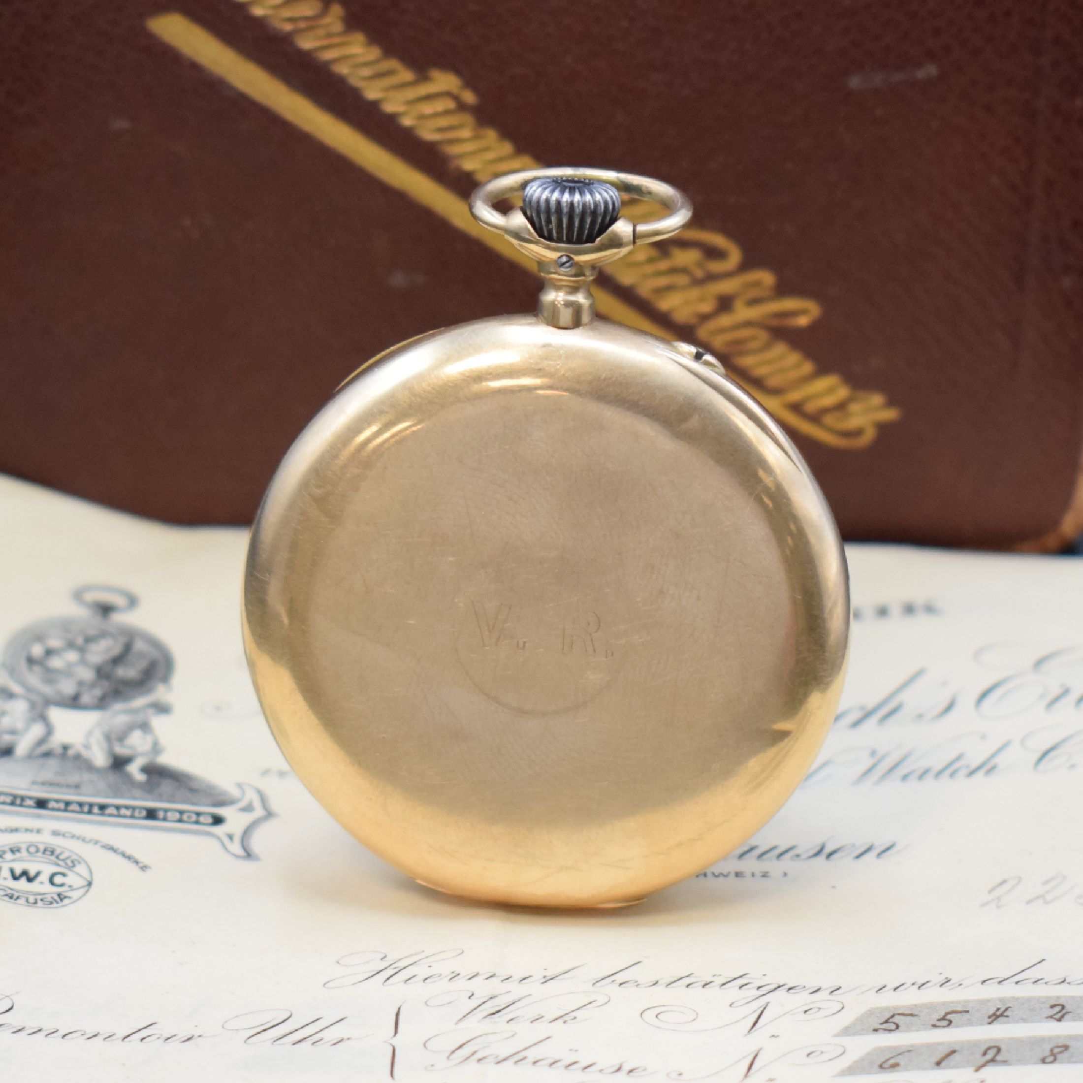 Detail a: IWC offene Taschenuhr in GG 585/000 mit Garantieschein und Etui, Schweiz um 1912, Geh. dell., guill. Rückdeckel m. Monogramm, Goldcuvette, ...