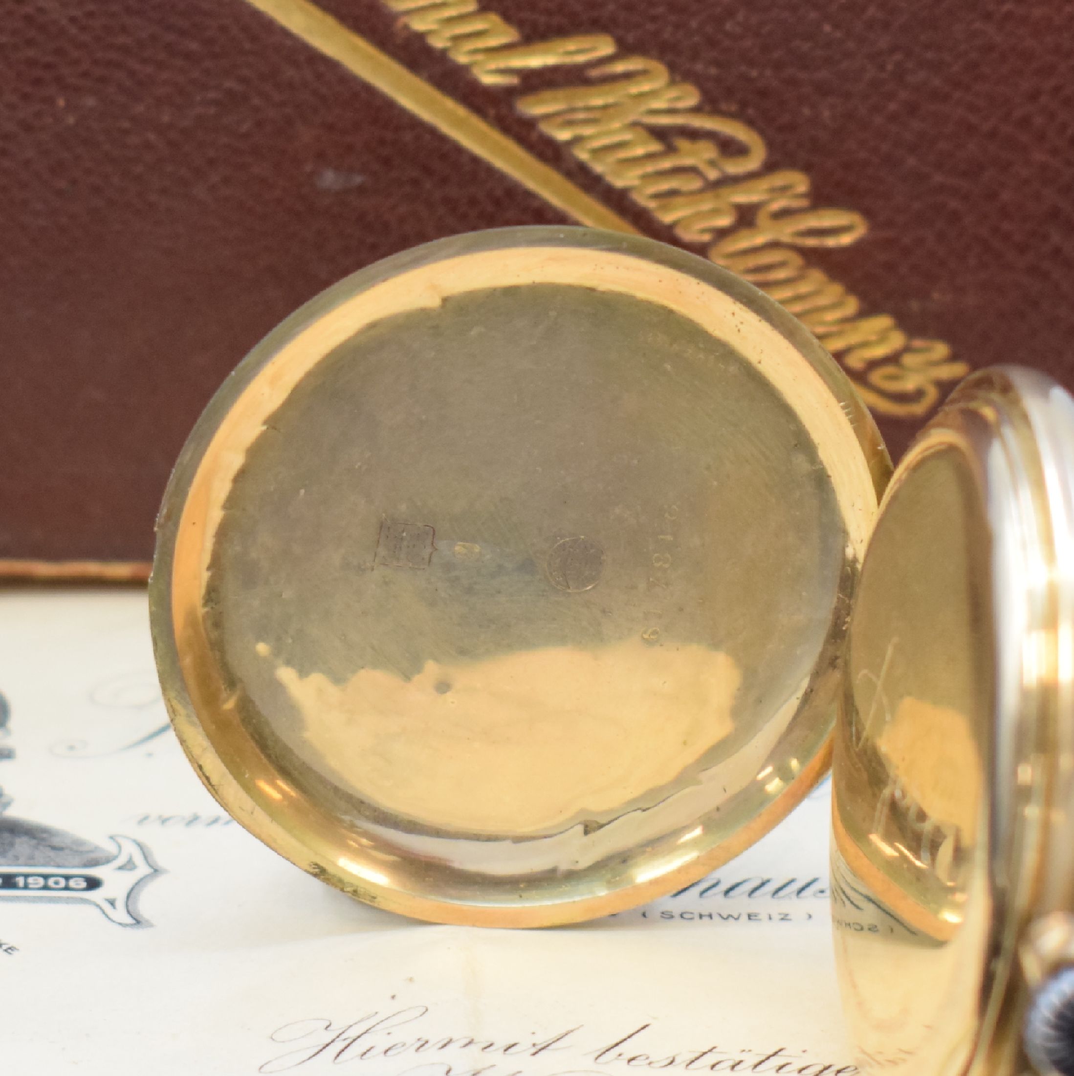 Detail b: IWC offene Taschenuhr in GG 585/000 mit Garantieschein und Etui, Schweiz um 1912, Geh. dell., guill. Rückdeckel m. Monogramm, Goldcuvette, ...