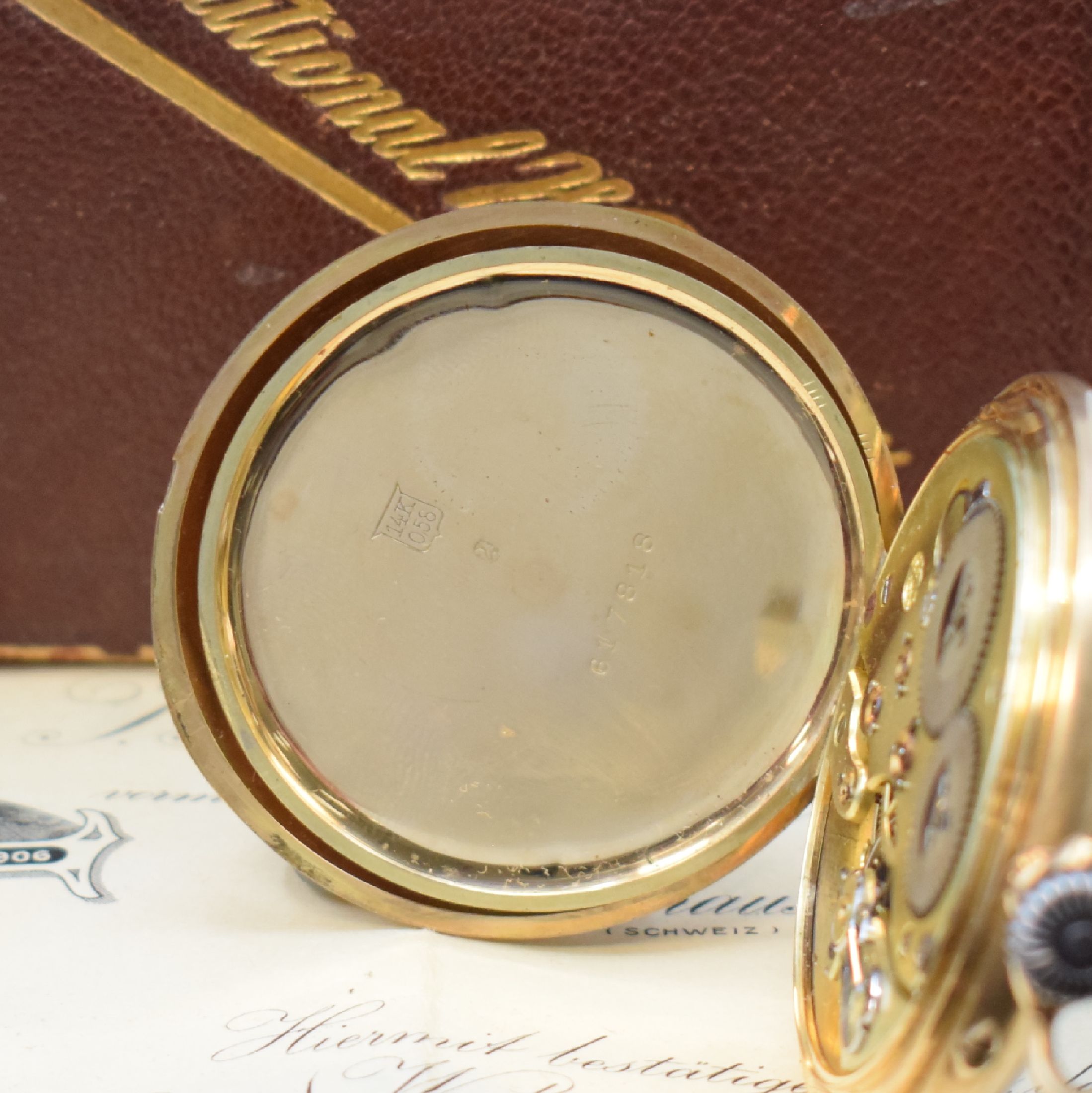 Detail d: IWC offene Taschenuhr in GG 585/000 mit Garantieschein und Etui, Schweiz um 1912, Geh. dell., guill. Rückdeckel m. Monogramm, Goldcuvette, ...