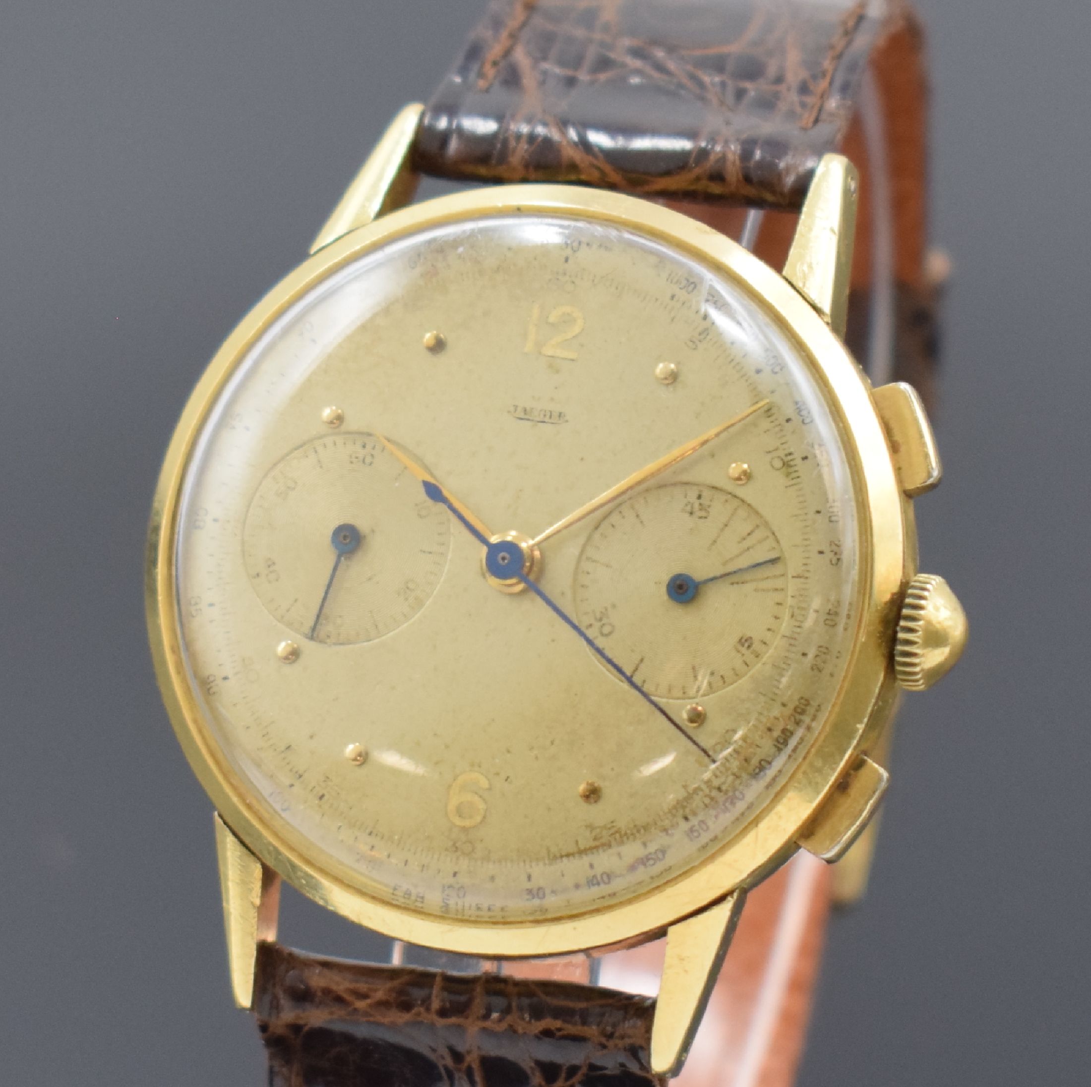 Detail a: JAEGER Herrenarmbanduhr mit Schaltradchronograph in GG 750/000, Schweiz um 1940, Handaufzug, Boden aufgedr., unsign. Geh. dell., silb. Zifferbl. ...