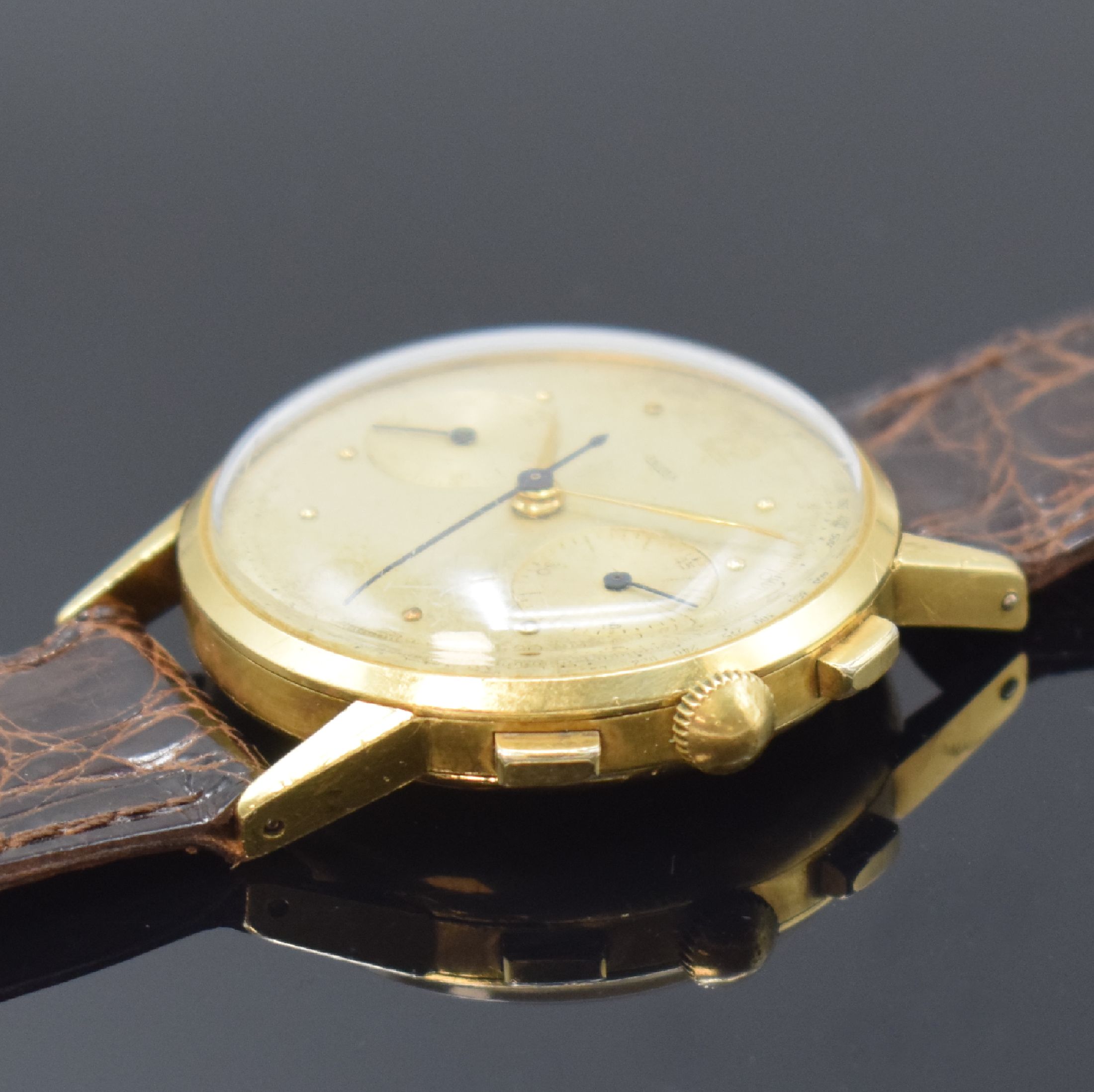 Detail b: JAEGER Herrenarmbanduhr mit Schaltradchronograph in GG 750/000, Schweiz um 1940, Handaufzug, Boden aufgedr., unsign. Geh. dell., silb. Zifferbl. ...