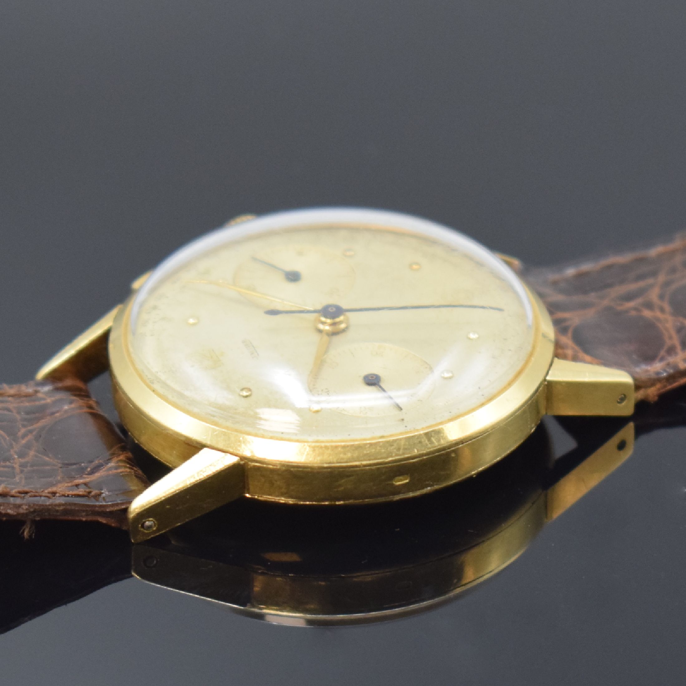 Detail c: JAEGER Herrenarmbanduhr mit Schaltradchronograph in GG 750/000, Schweiz um 1940, Handaufzug, Boden aufgedr., unsign. Geh. dell., silb. Zifferbl. ...