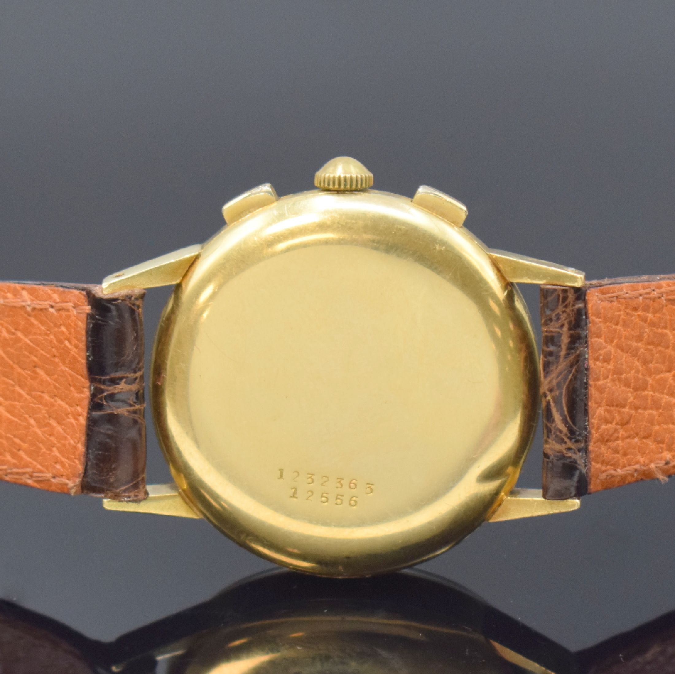 Detail d: JAEGER Herrenarmbanduhr mit Schaltradchronograph in GG 750/000, Schweiz um 1940, Handaufzug, Boden aufgedr., unsign. Geh. dell., silb. Zifferbl. ...