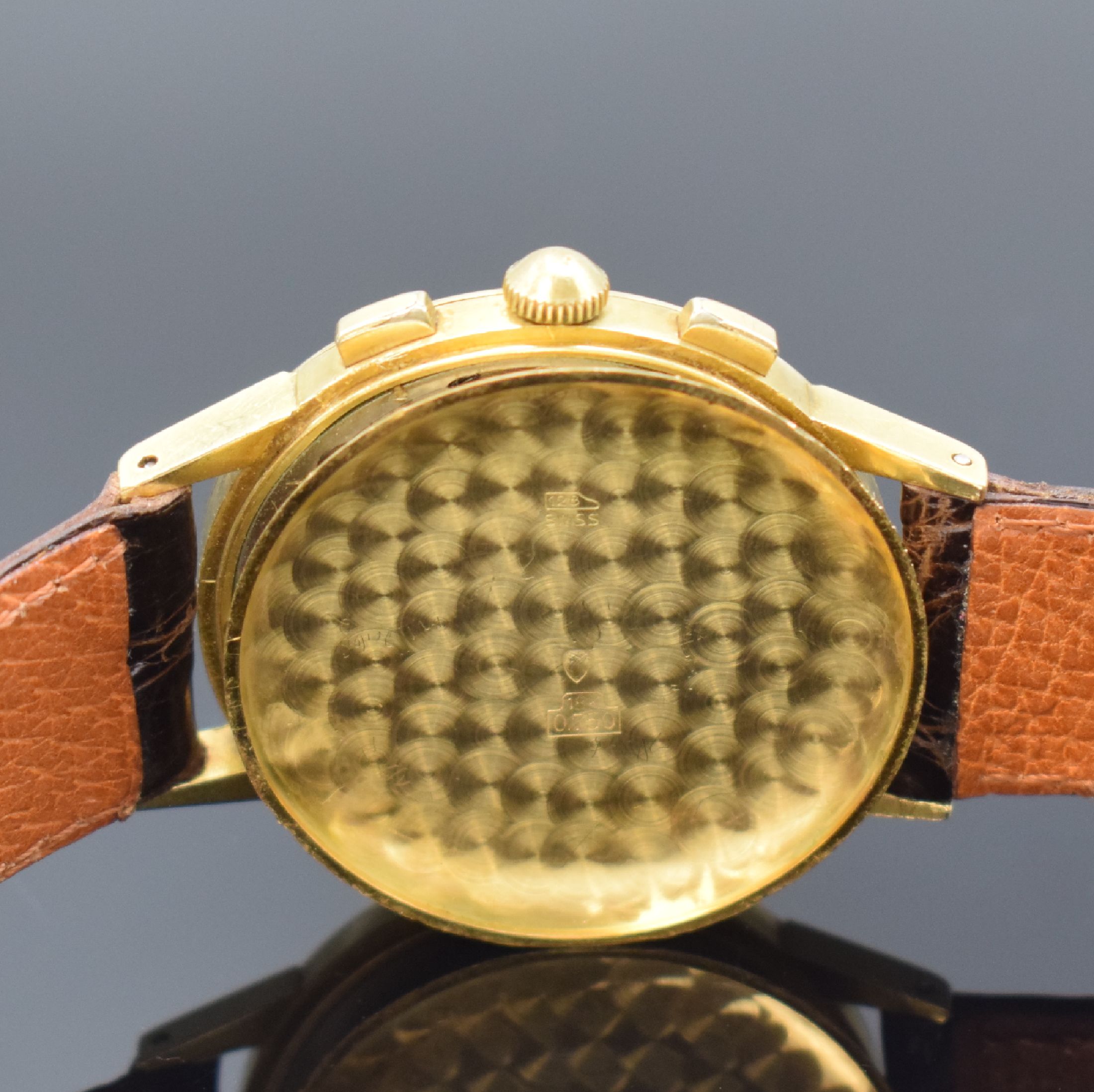 Detail f: JAEGER Herrenarmbanduhr mit Schaltradchronograph in GG 750/000, Schweiz um 1940, Handaufzug, Boden aufgedr., unsign. Geh. dell., silb. Zifferbl. ...