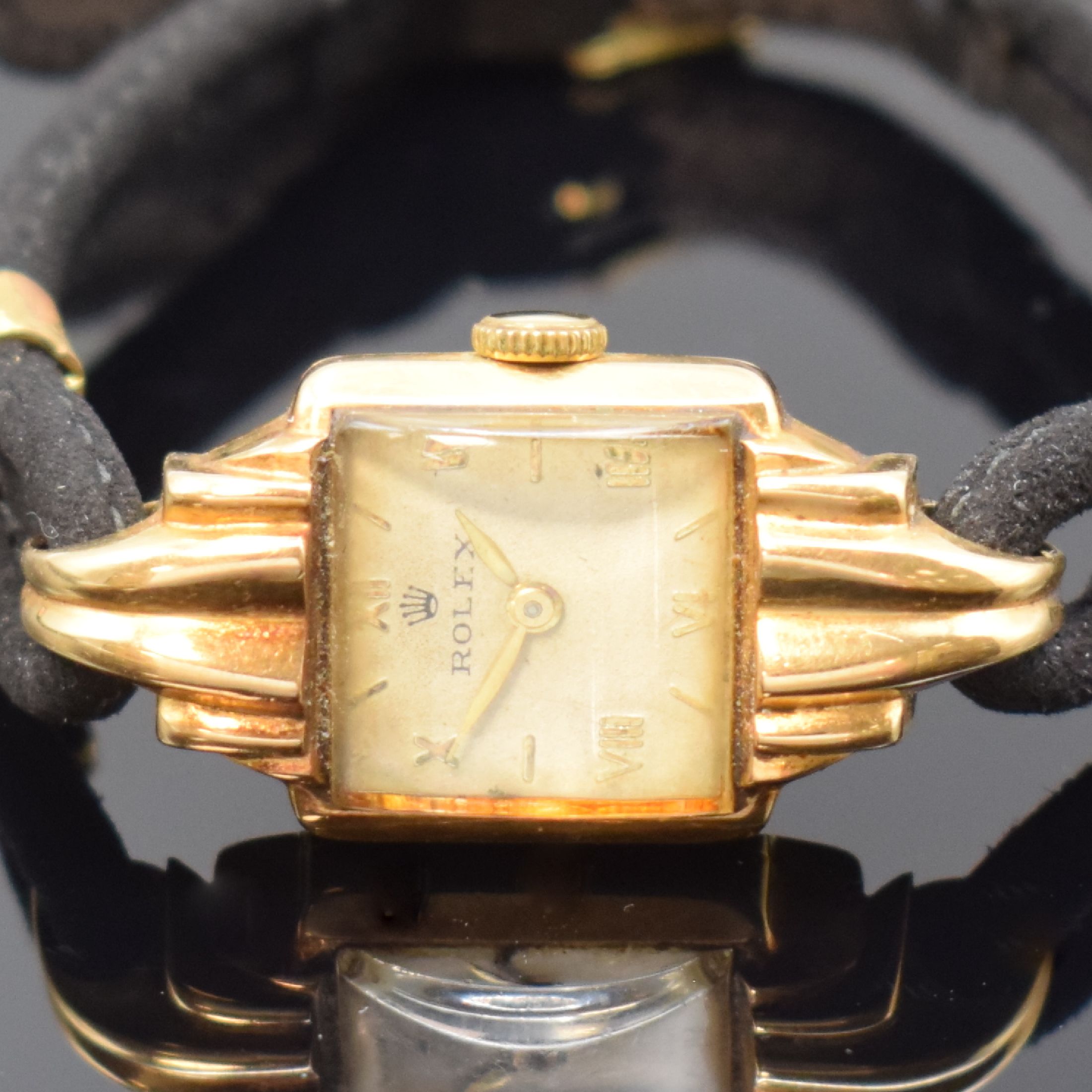 Detail a: ROLEX Precision Damenarmbanduhr in RoseG 750/000, Schweiz um 1946, Handaufzug, Boden aufgedr., Stoffband, silb. Zifferbl. rest. u. altersbed. pat., ...