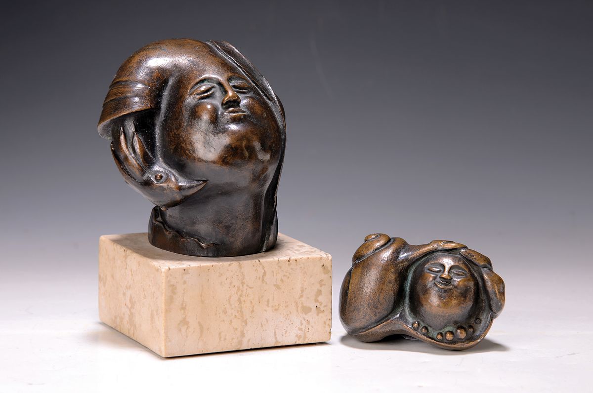 Detail k: Gertrud Boernieck, 1931-2017 Köln, 2 Bronzeskulpturen: Gesine, phantastischer Kopf mit Haube aus Schneckenhaus mit Vogelkopf und Blättern, ...