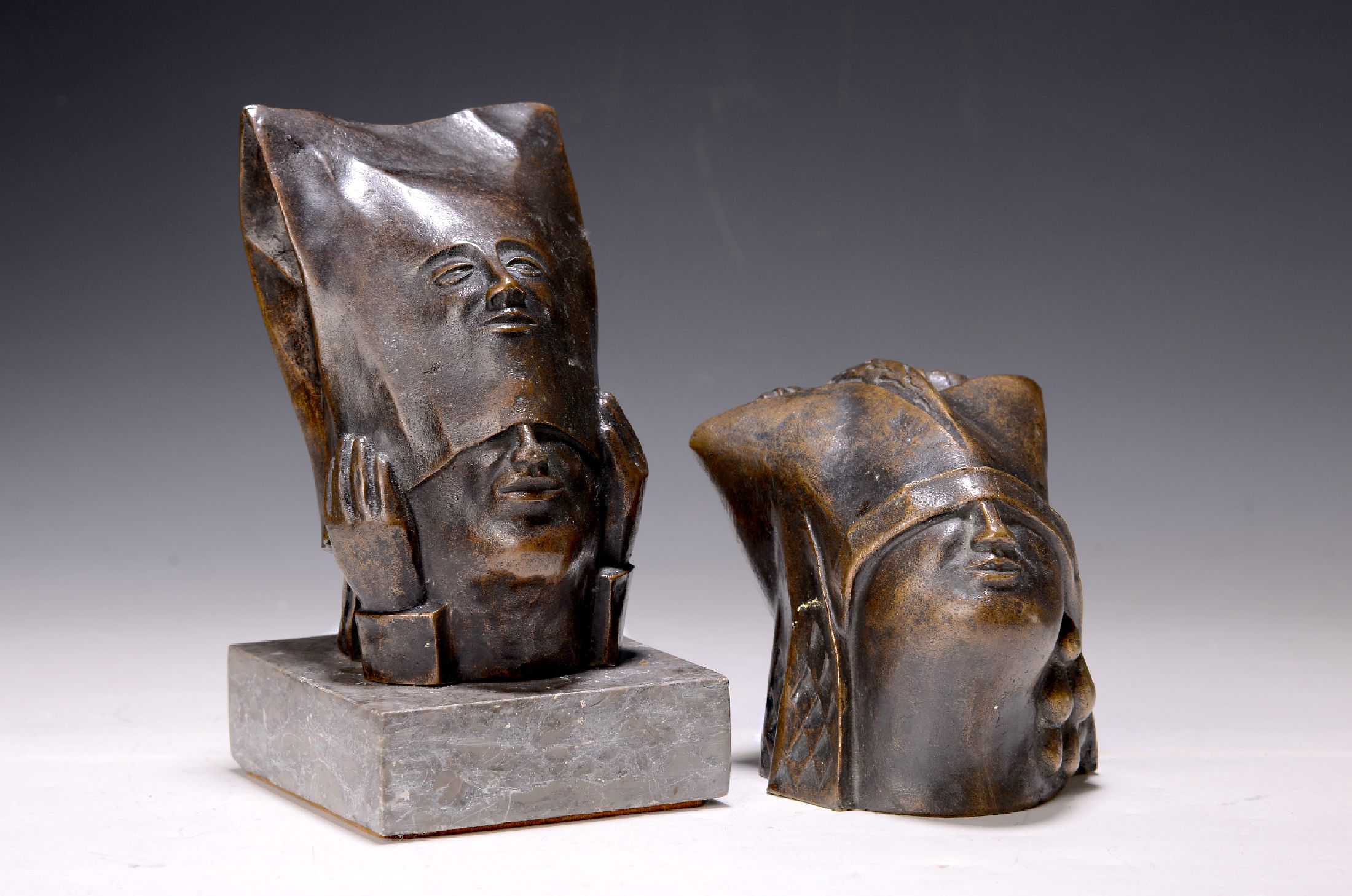 Gertrud Boernieck, 1931-2017 Köln, 2 Bronzeskulpturen, 1x phantastischer Kopf mit über die Augen gezogener Haube, auf der Rückseite ein ...