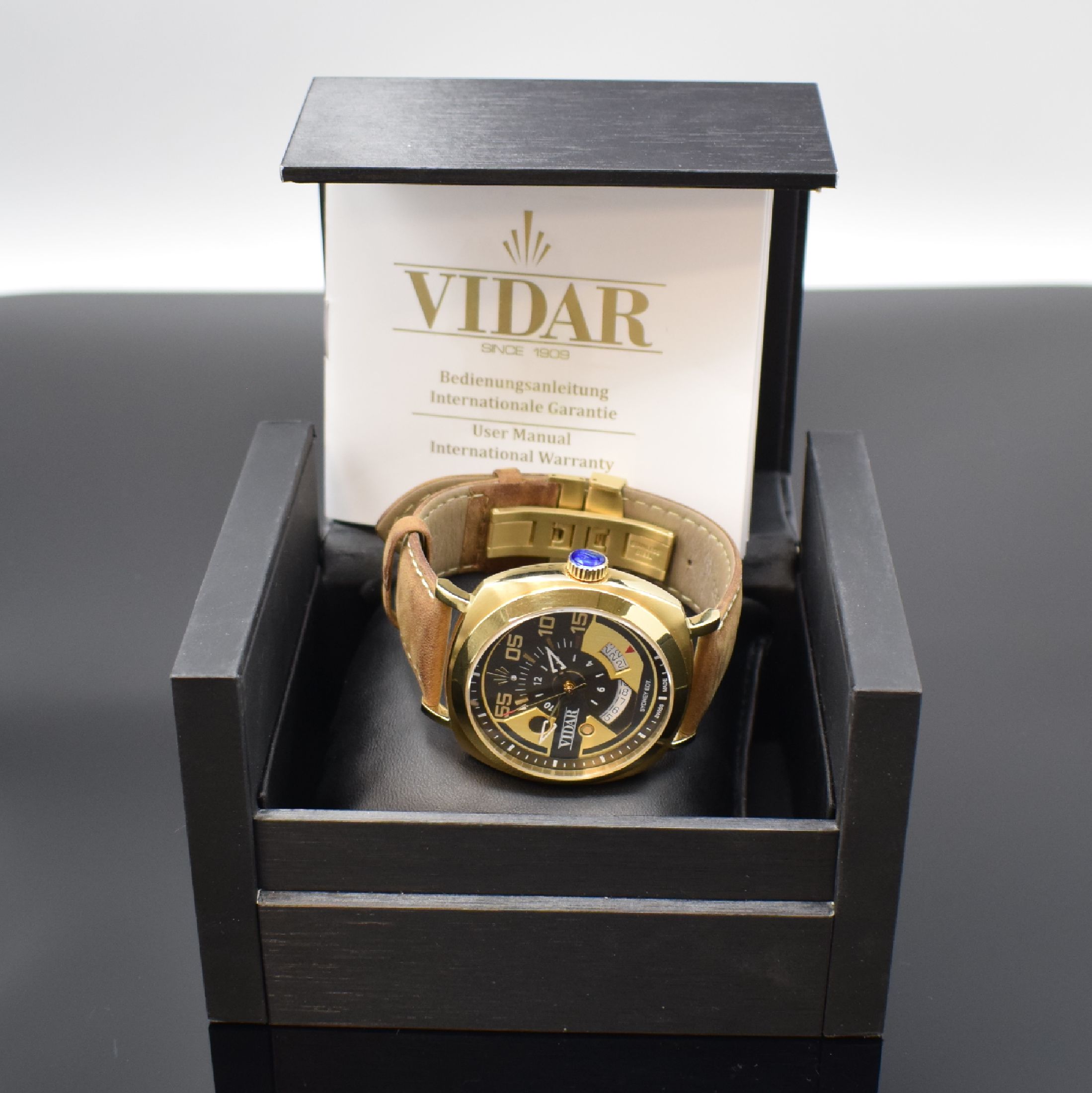 Detail f: VIDAR auf 55 Stück limitierte Herrenarmbanduhr Sidney Edition Referenz VR 017-200-01, Automatik, vergoldetes, kissenförmiges Edelstahlgeh. inkl. ...