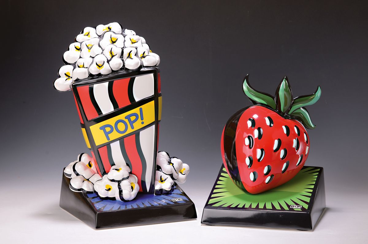 Burton Morris, geb. 1964 Pittsburgh/USA, 2 Porzellanobjekte, Firma Goebel, Serie Artis Oribis, Erdbeere, num. 107/500, H. ca. 27cm, Popcorn, num. ...