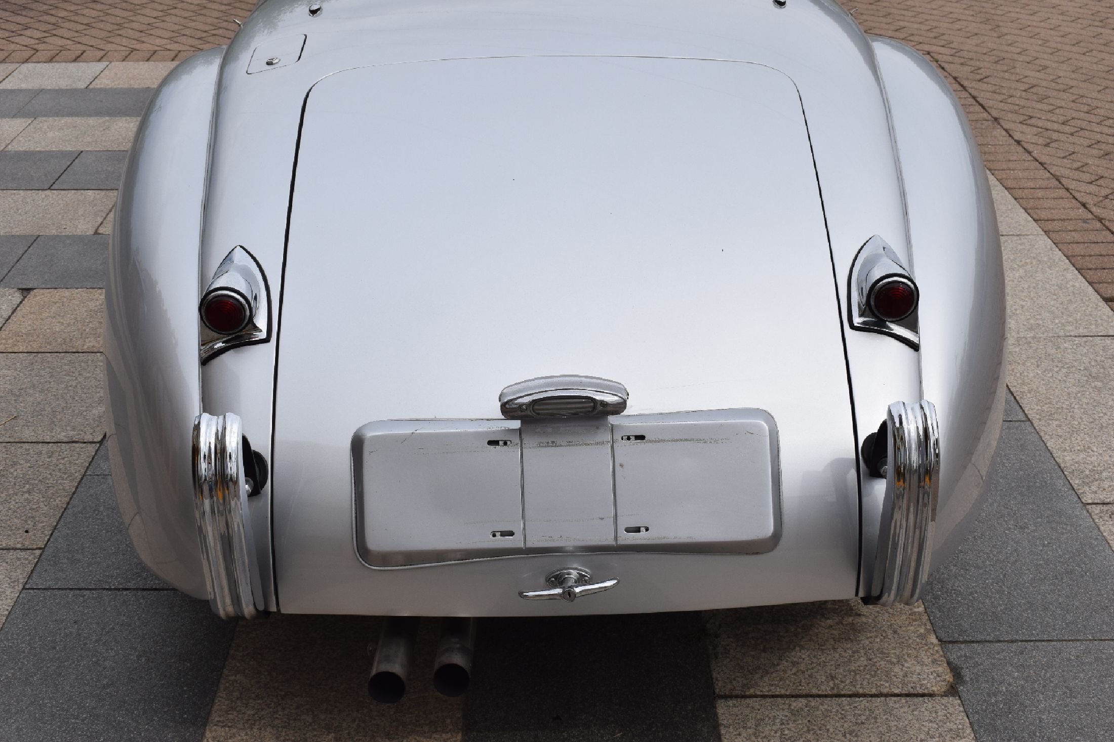 Detail i: Jaguar XK 120 Roadster, Fahrgestellnummer: 677877, EZ 07/1953, Laufleistung ca. 3.600 km abgelesen, 118 kW/160 PS, Schaltgetriebe, Farbkombination ...