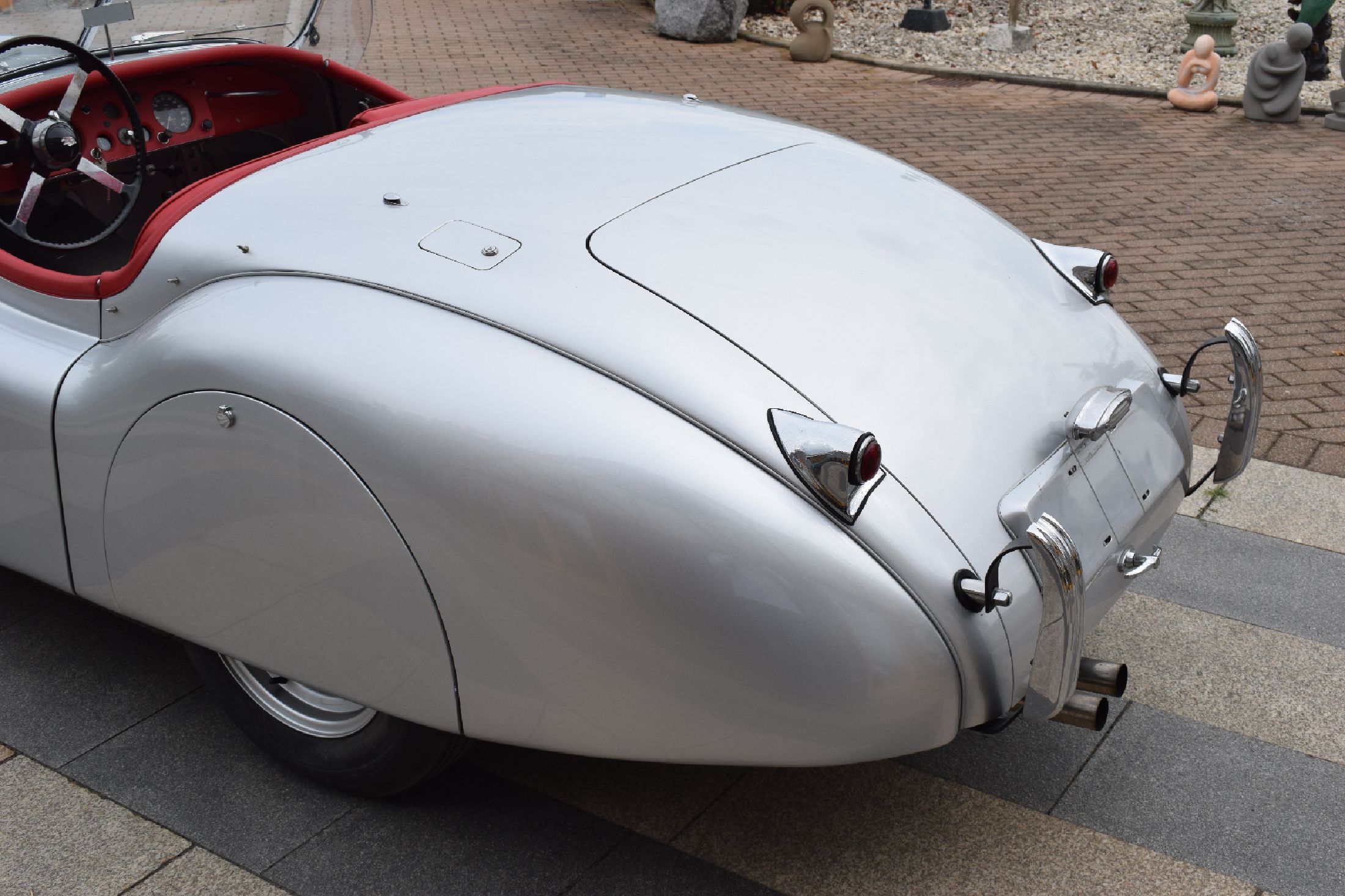 Detail j: Jaguar XK 120 Roadster, Fahrgestellnummer: 677877, EZ 07/1953, Laufleistung ca. 3.600 km abgelesen, 118 kW/160 PS, Schaltgetriebe, Farbkombination ...