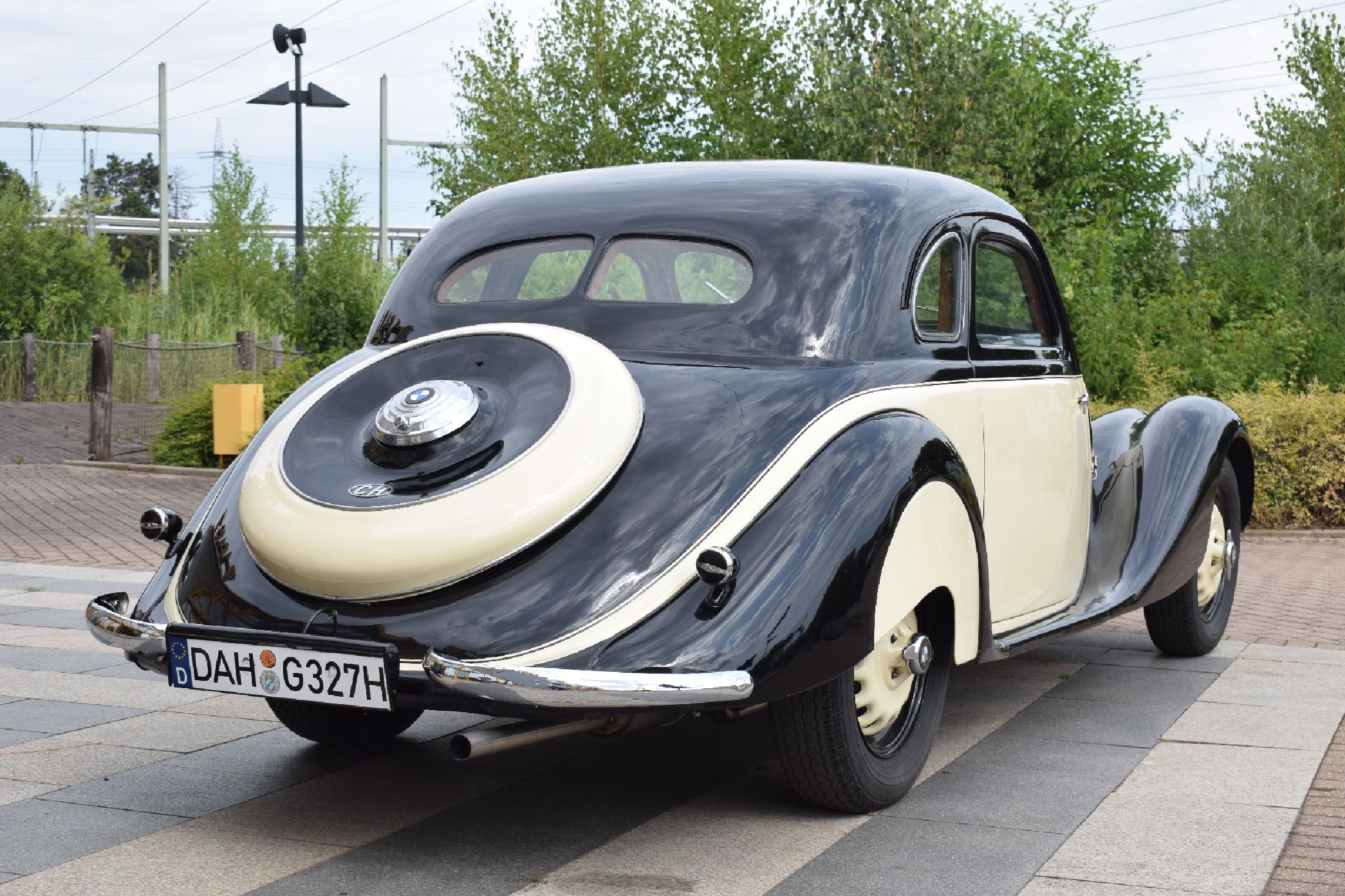 Detail b: BMW 327/8 Coupé, Fahrgestellnummer: 74293, EZ 07/1938, Laufleistung ca. 96.000 km abgelesen, 59 kW/ 80 PS, Schaltgetriebe, Farbkombination außen ...