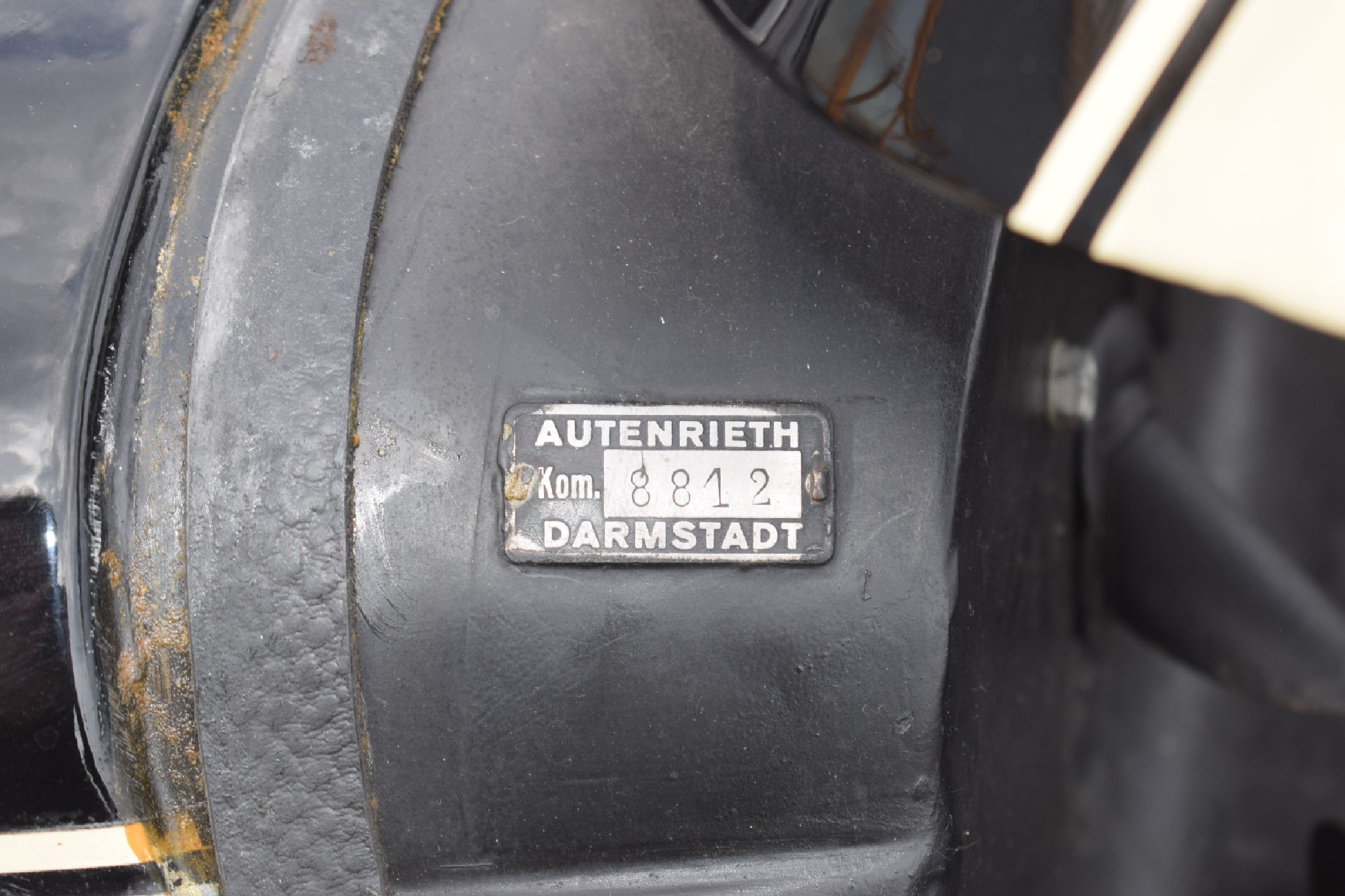 Detail h: BMW 327/8 Coupé, Fahrgestellnummer: 74293, EZ 07/1938, Laufleistung ca. 96.000 km abgelesen, 59 kW/ 80 PS, Schaltgetriebe, Farbkombination außen ...